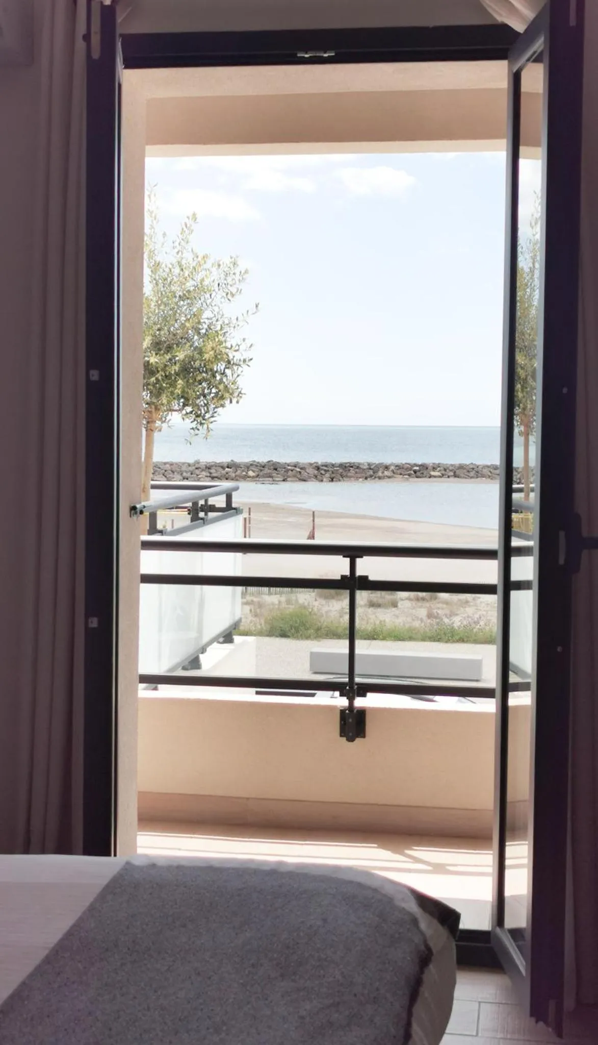 Sea view, Bed in Hôtel de la Plage