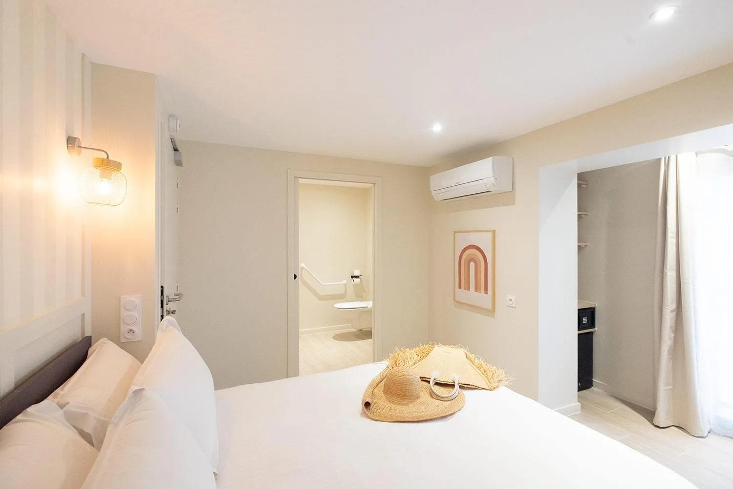 Bathroom, Bed in Hôtel de la Plage