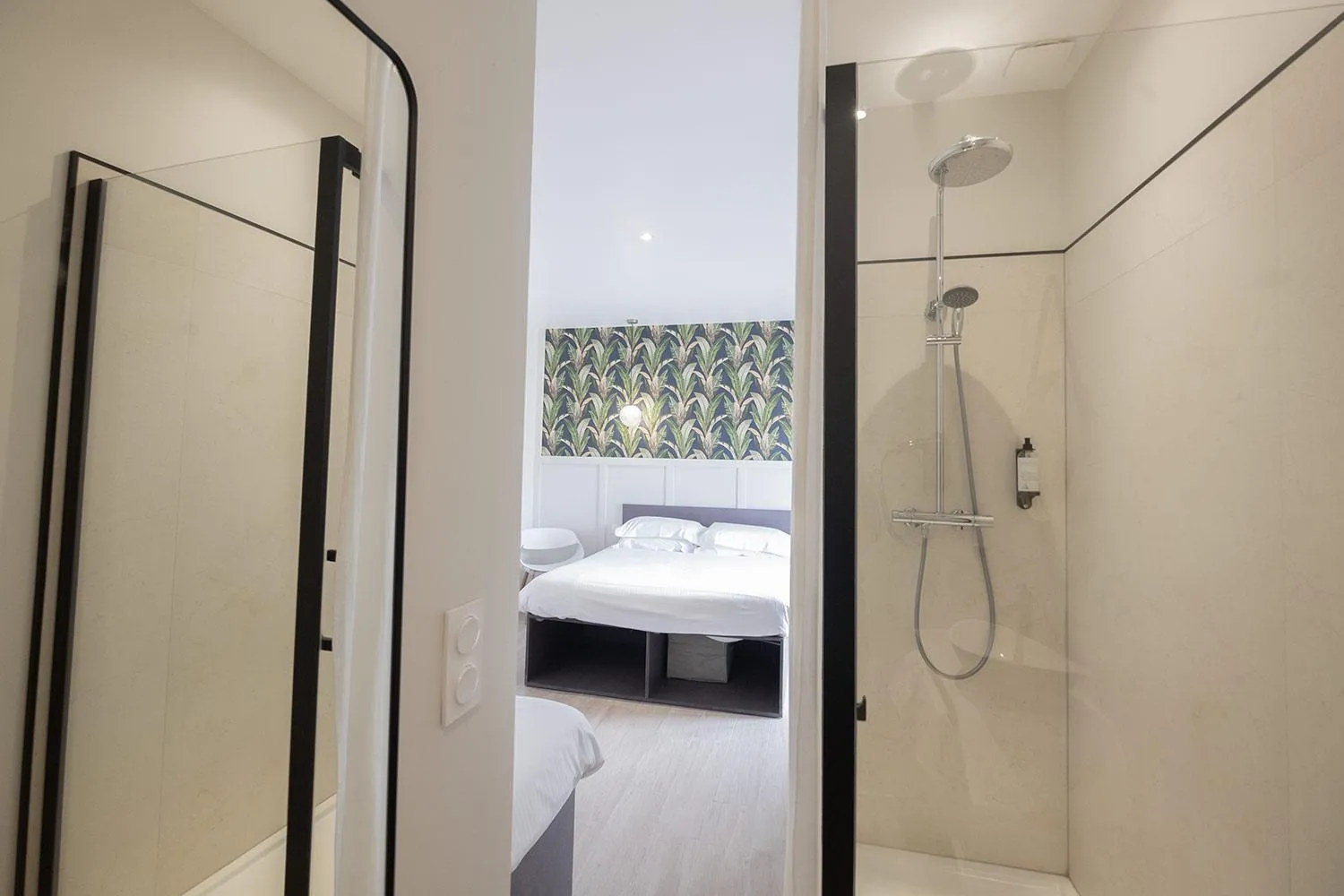 Shower, Bed in Hôtel de la Plage