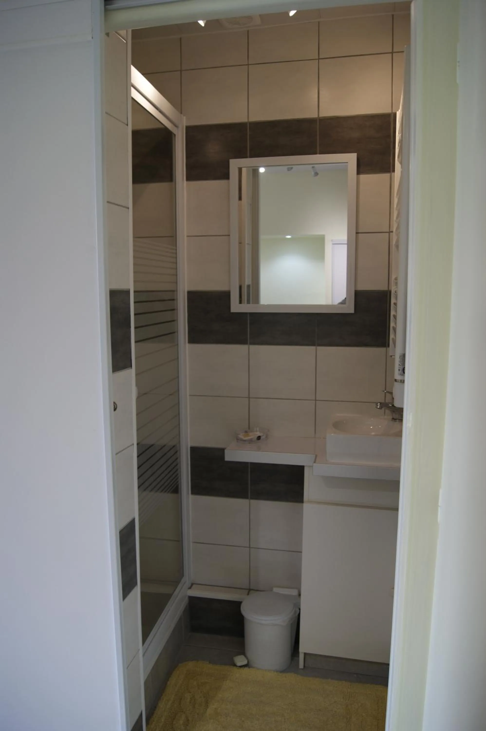 Bathroom in Simple Asile