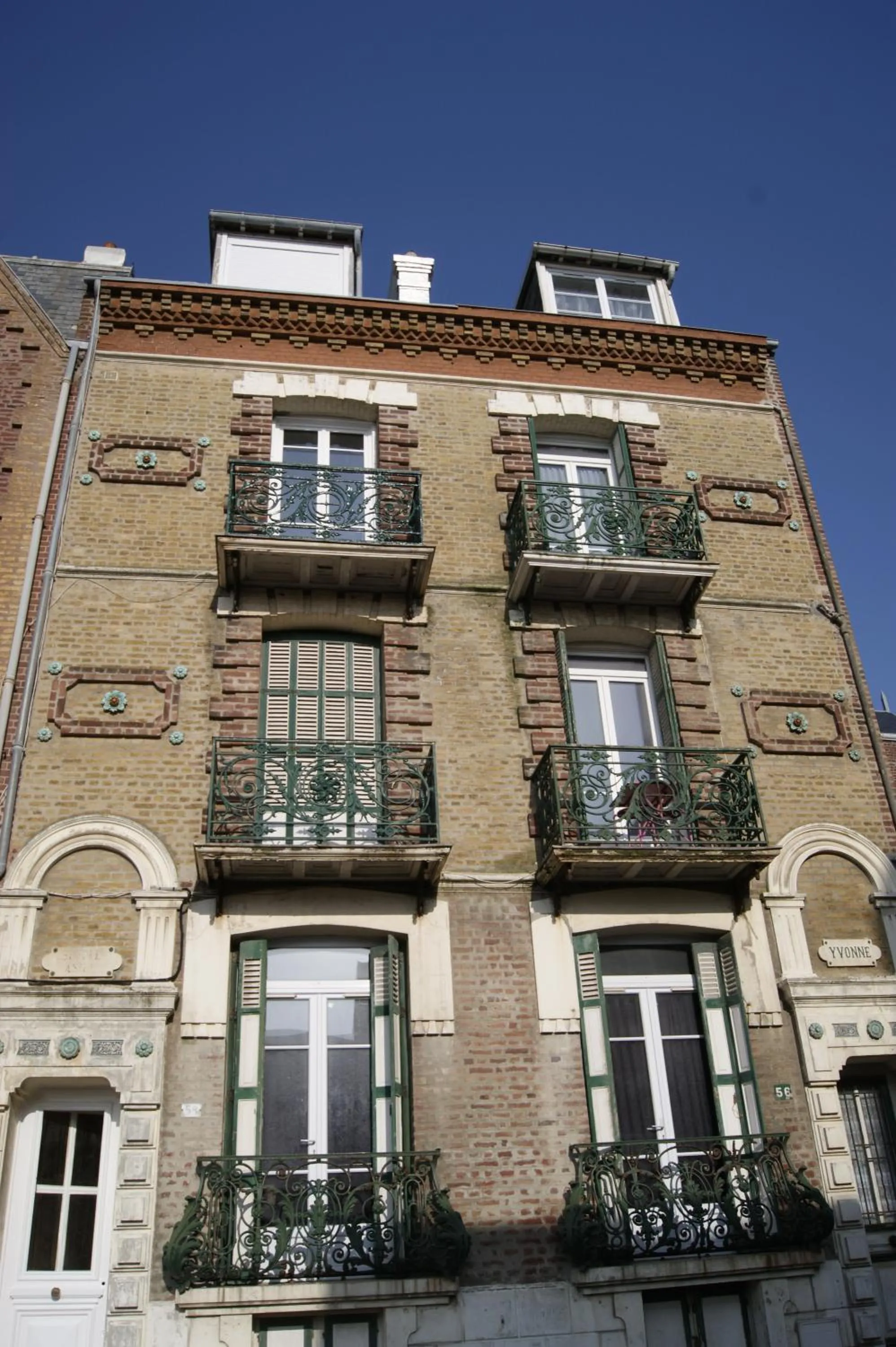 Property building in Simple Asile
