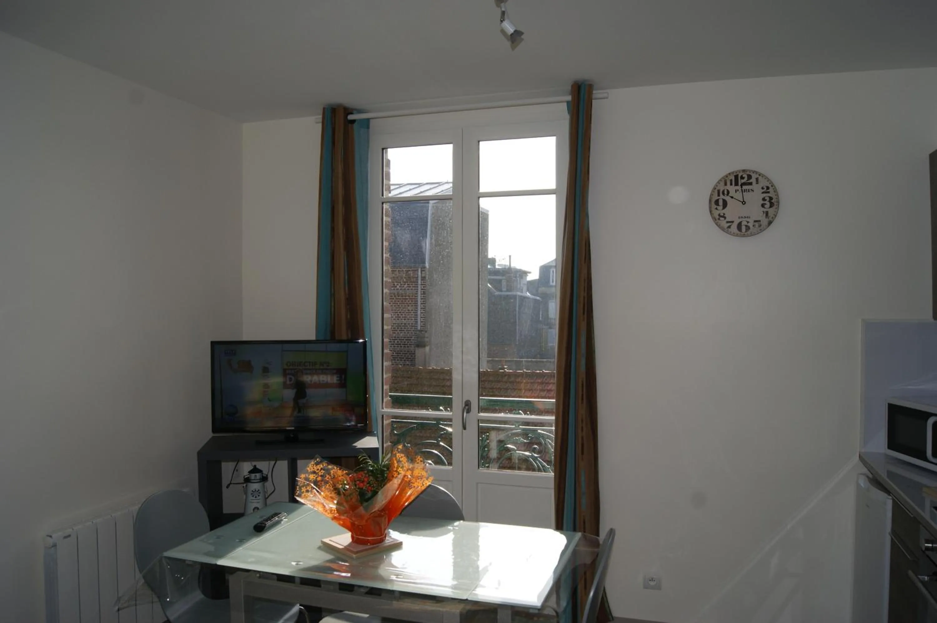 Dining area in Simple Asile
