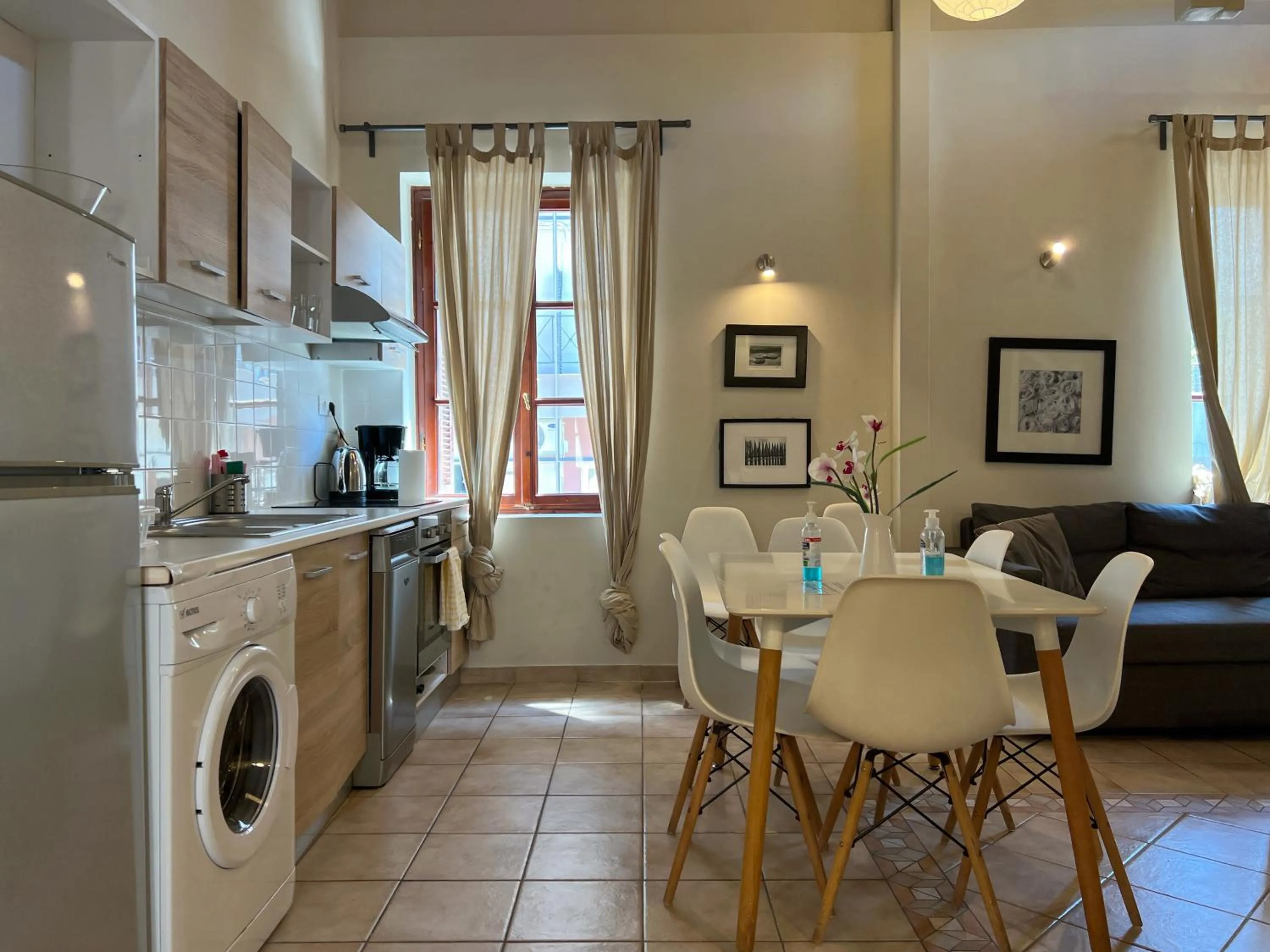 (3A) Three-Bedroom Apartment in Central Apartments in Psiri - Athens