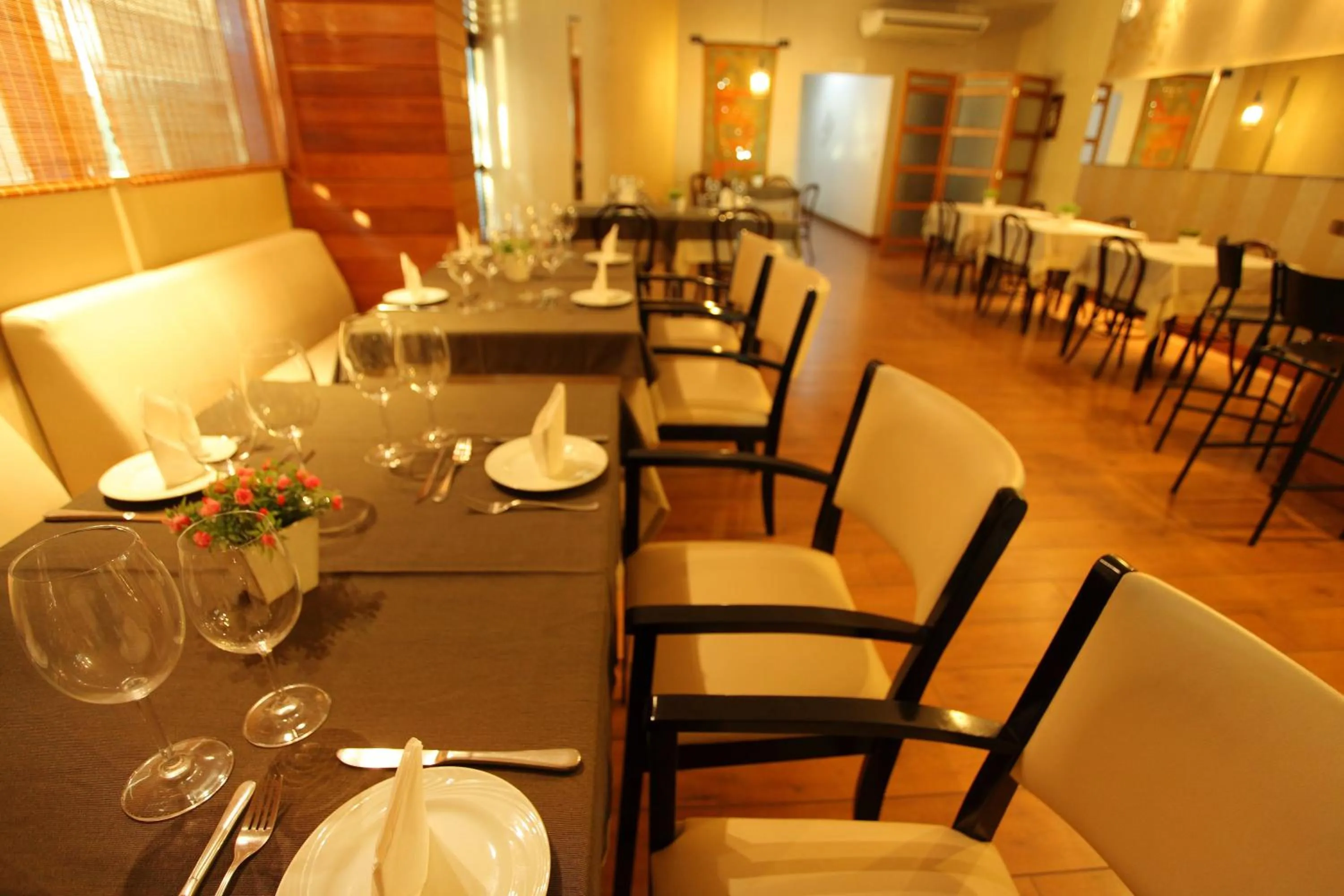 Restaurant/places to eat in Hotel Bhally