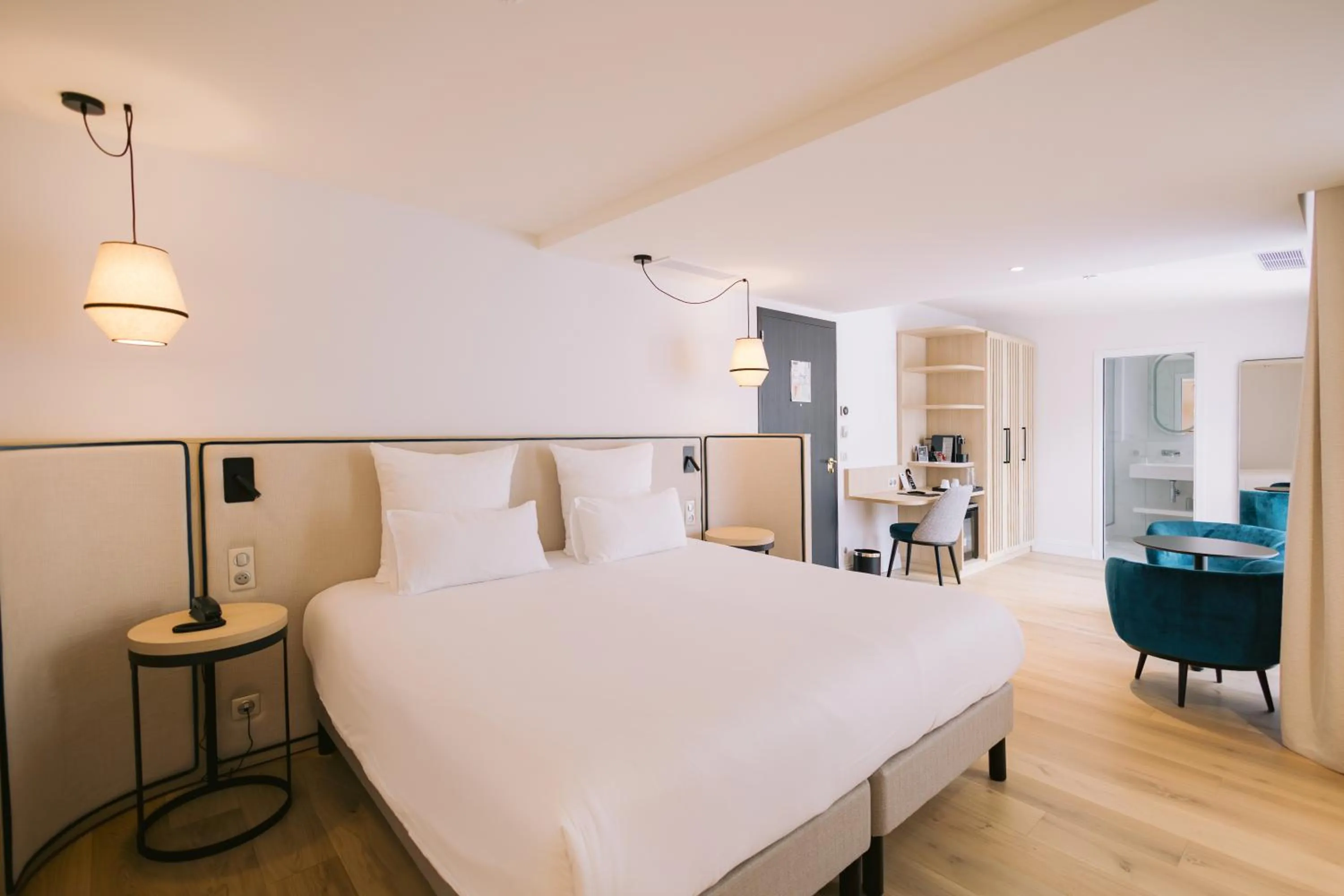 Bedroom, Bed in Hôtel Majestic