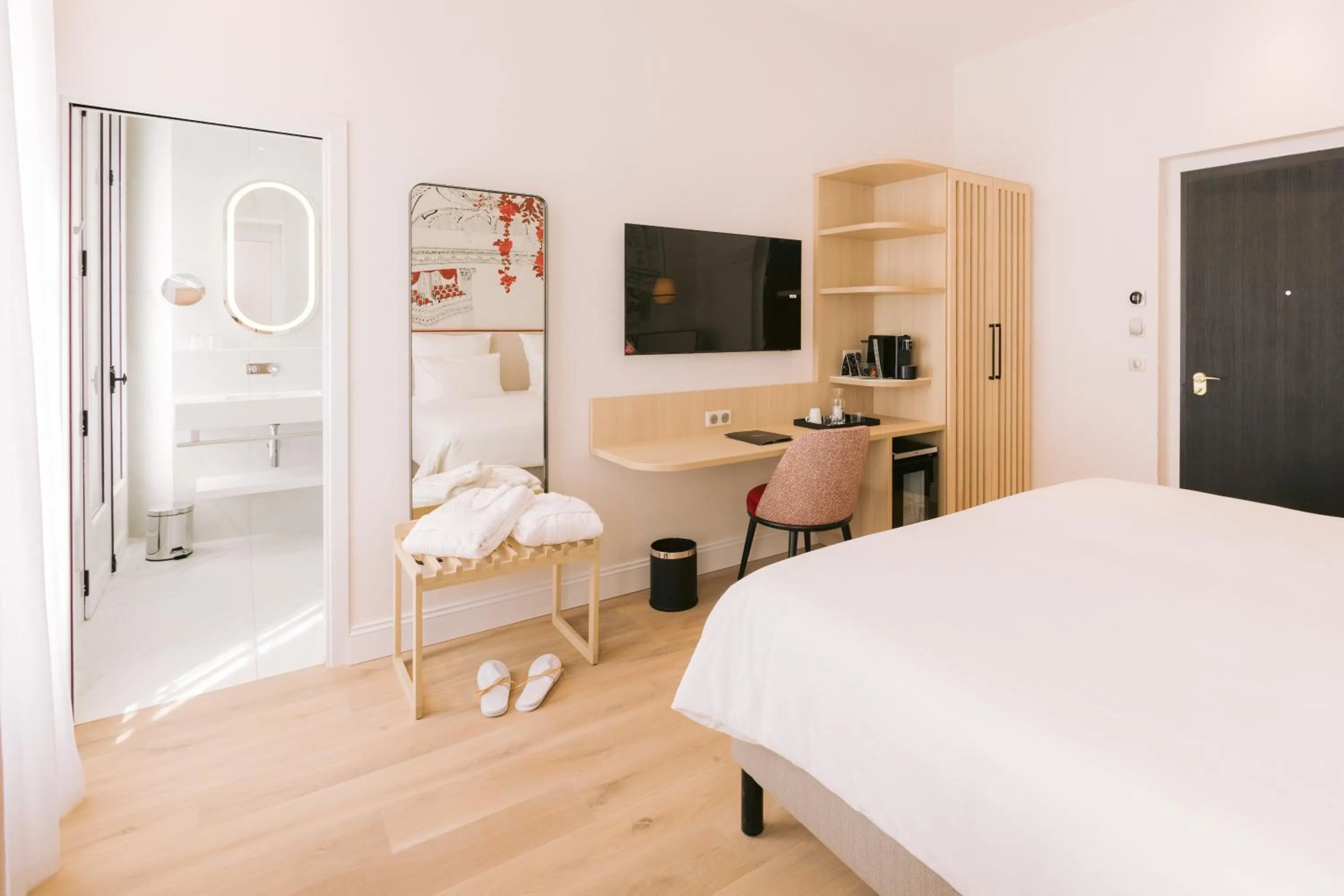 Photo of the whole room, Bed in Hôtel Majestic