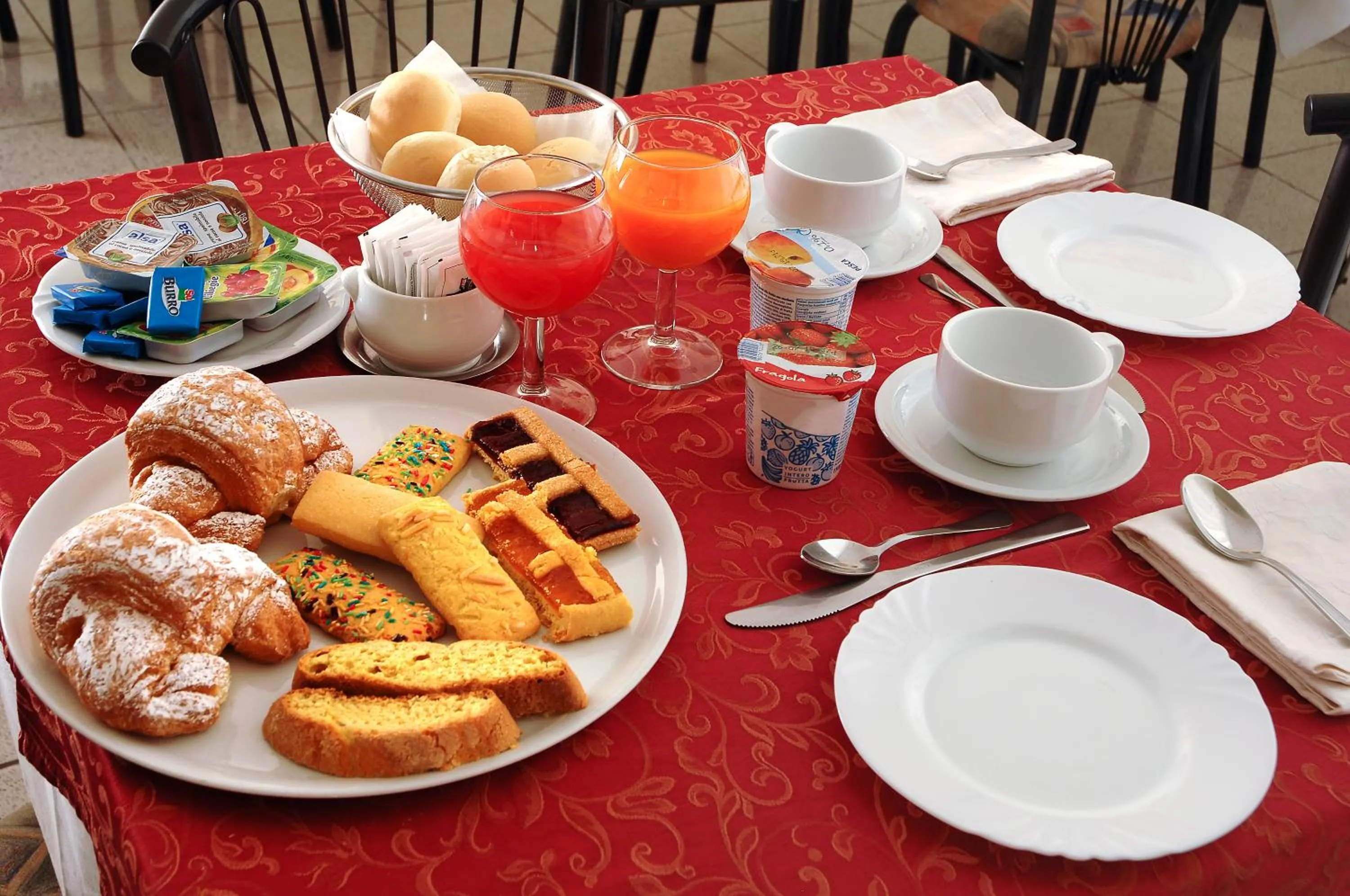 Italian breakfast in Pensione Rossi