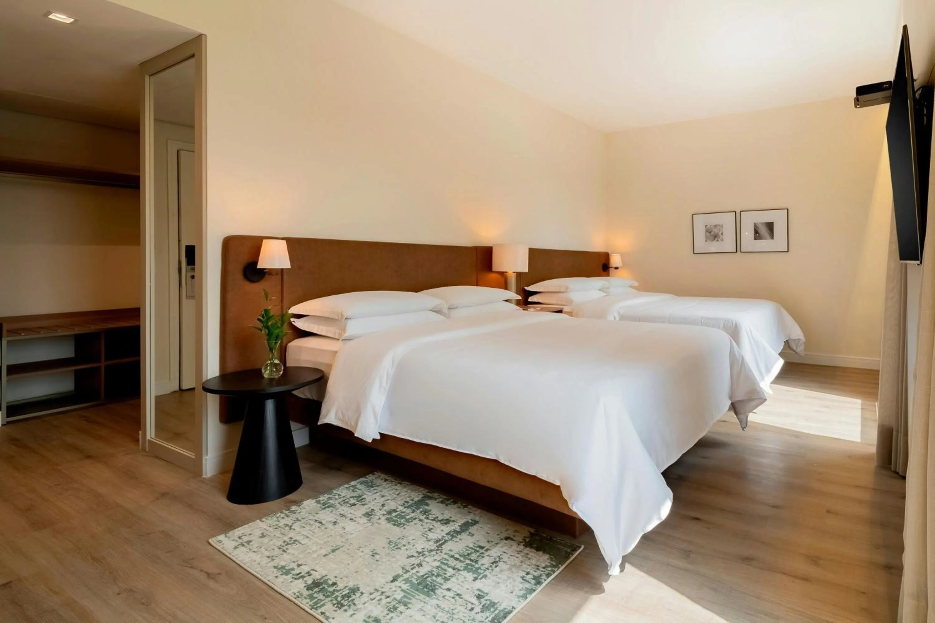 Photo of the whole room, Bed in Sheraton São Paulo WTC Hotel