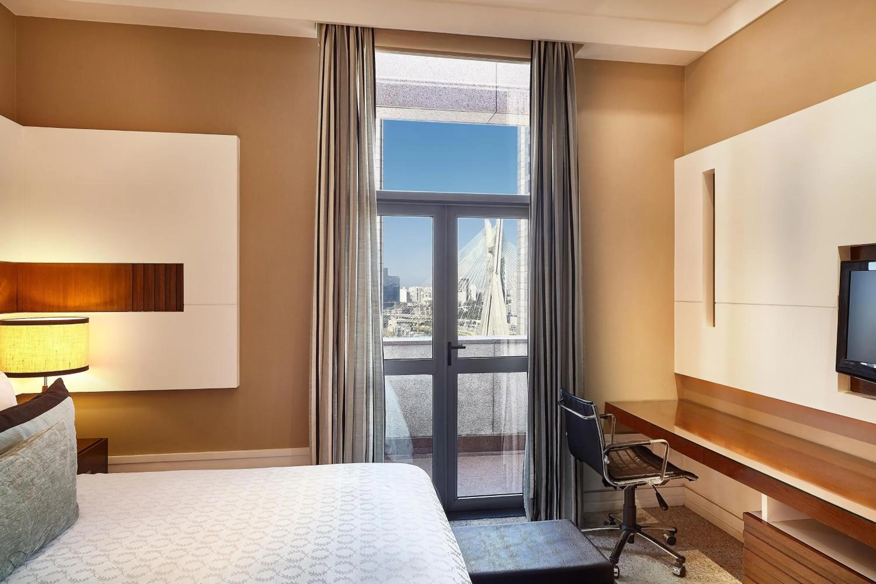 Photo of the whole room, Bed in Sheraton São Paulo WTC Hotel