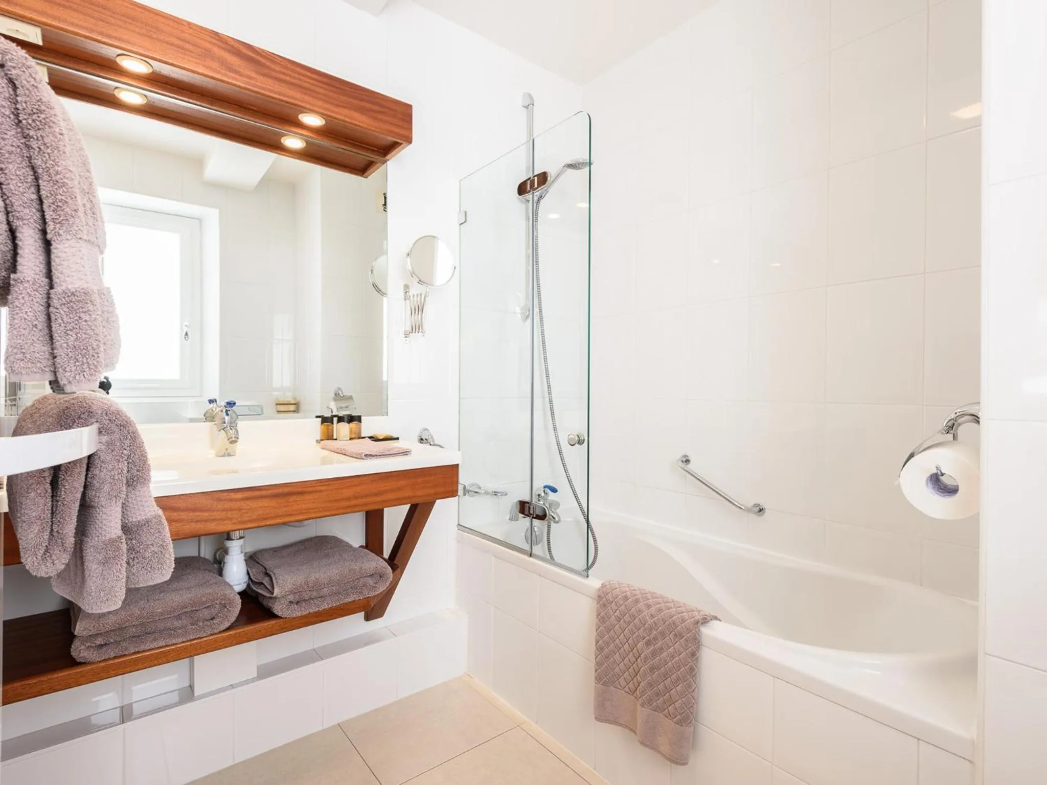 Photo of the whole room in Hotel Les Almadies - Coeur de Ville