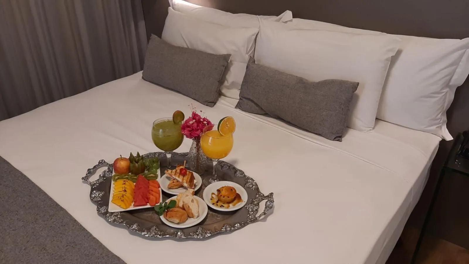 Food and drinks, Bed in Max Savassi Apart Service