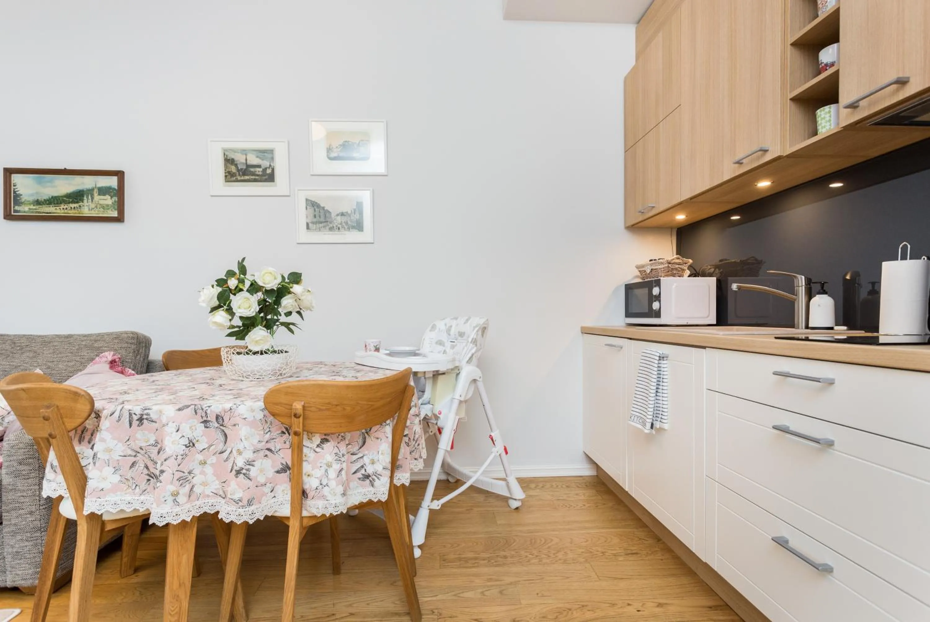 Photo of the whole room in Angleterre Apartments