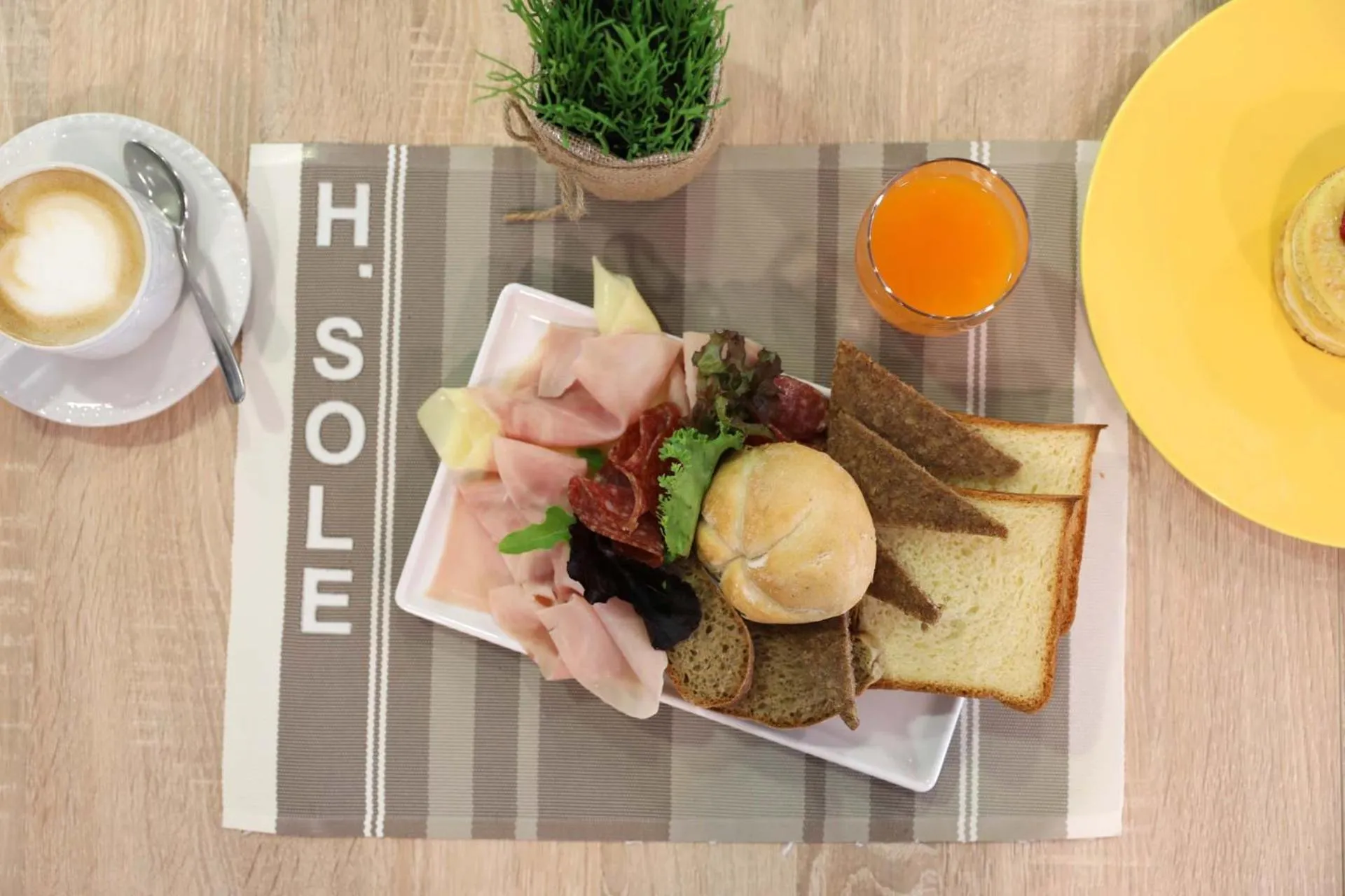 Restaurant/places to eat in Hotel Sole