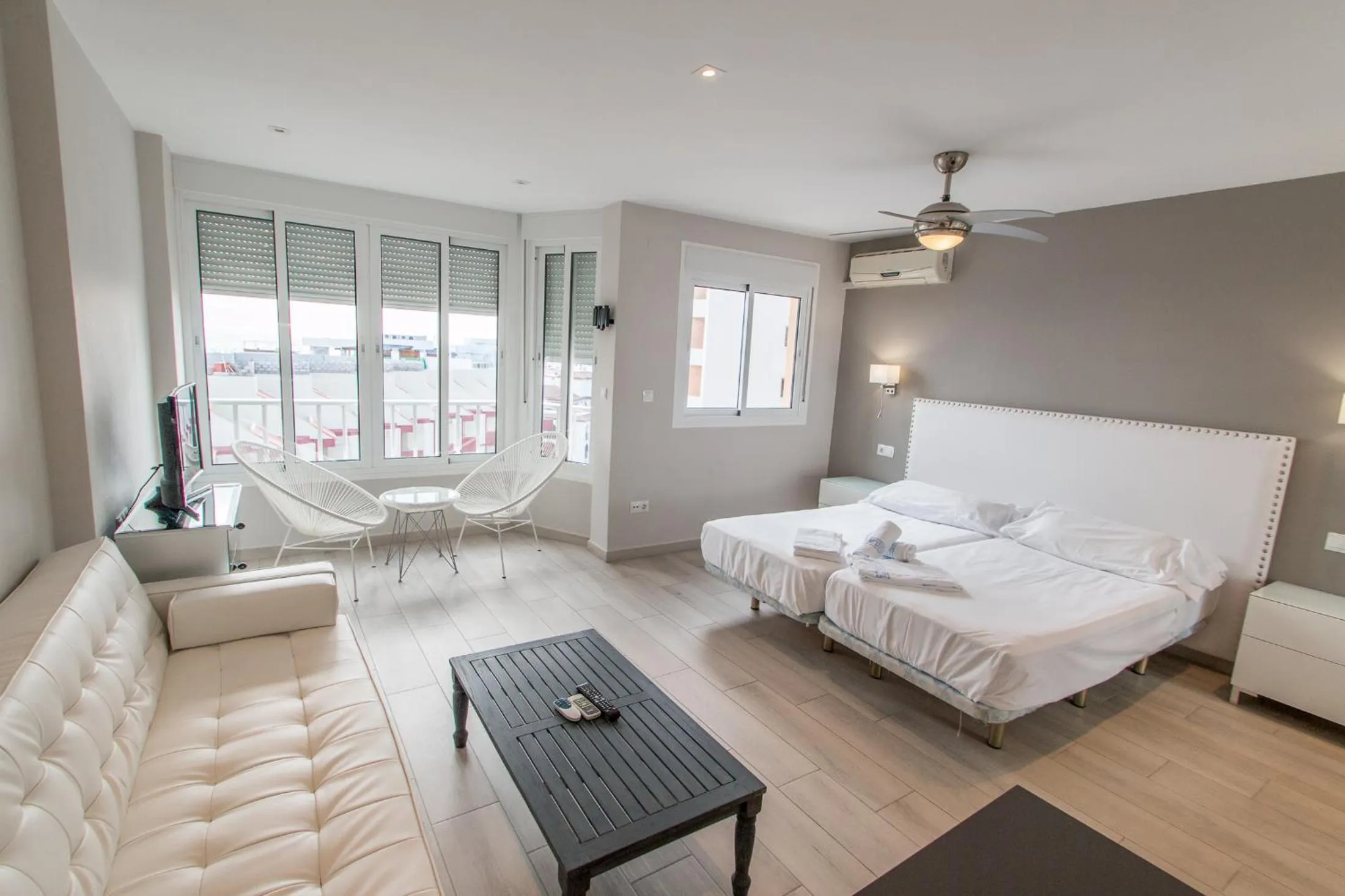 Photo of the whole room, Bed in Palm Beach Club Apartamentos Carihuela