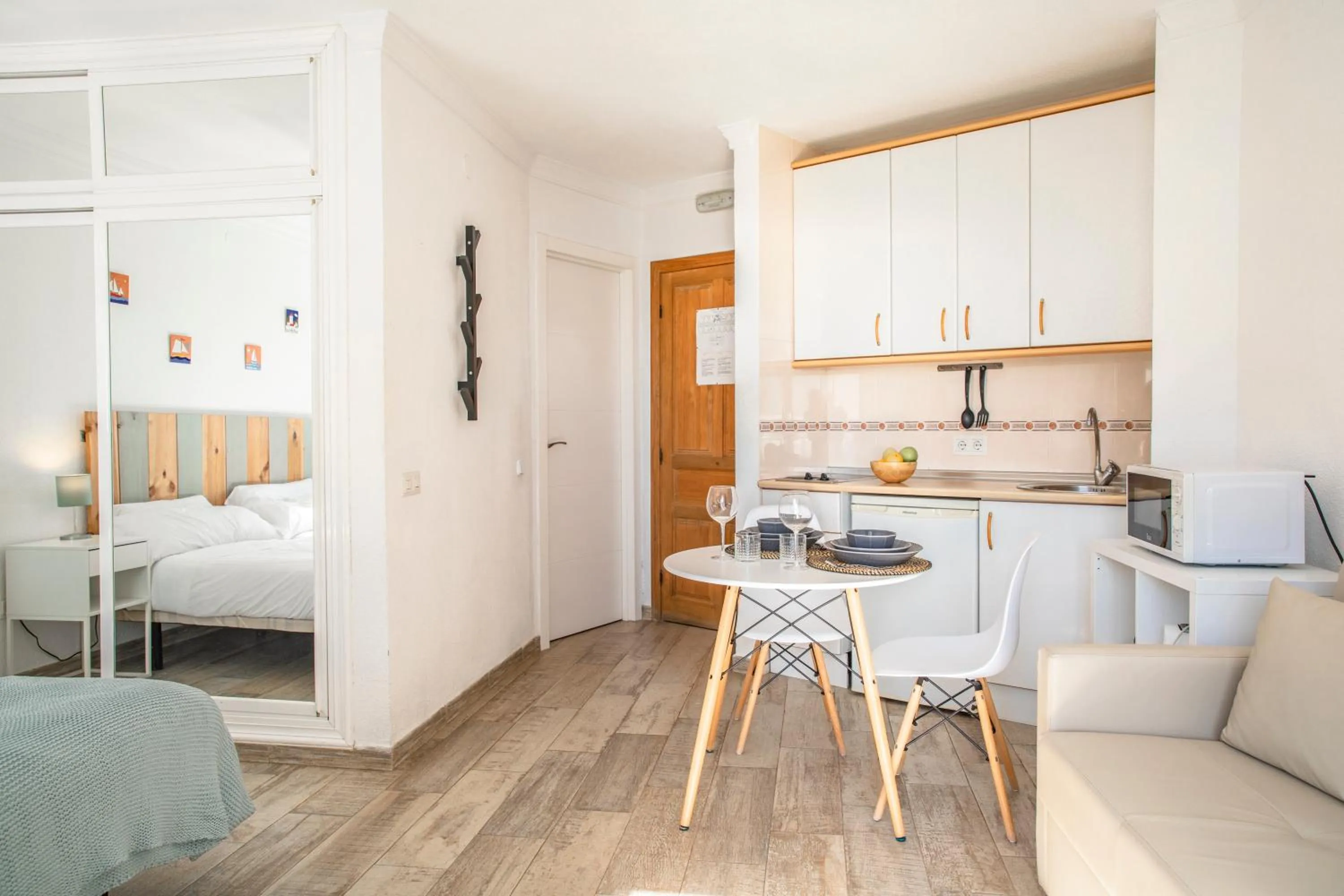 Kitchen or kitchenette, Bed in Palm Beach Club Apartamentos Carihuela