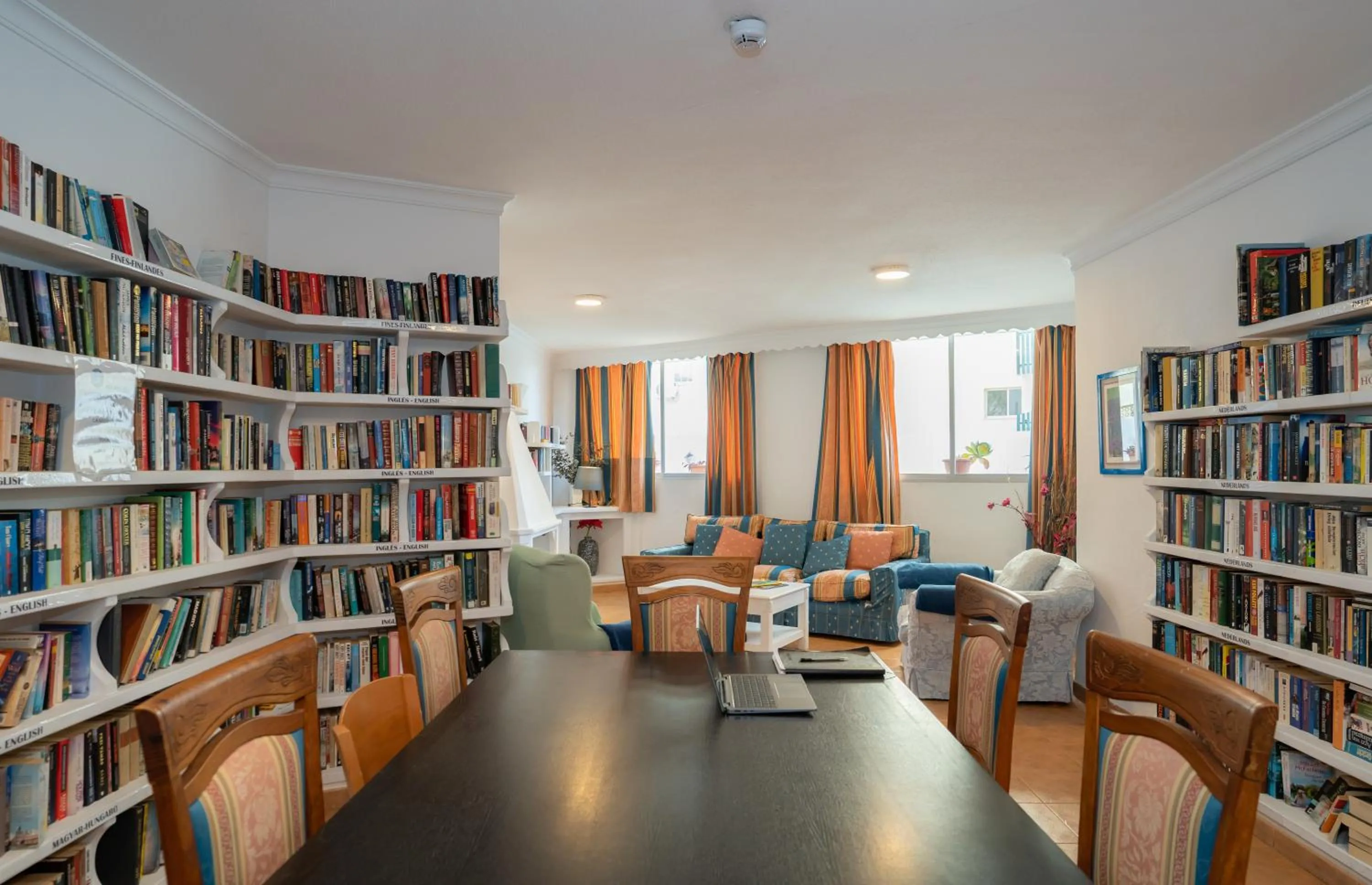 Library in Palm Beach Club Apartamentos Carihuela