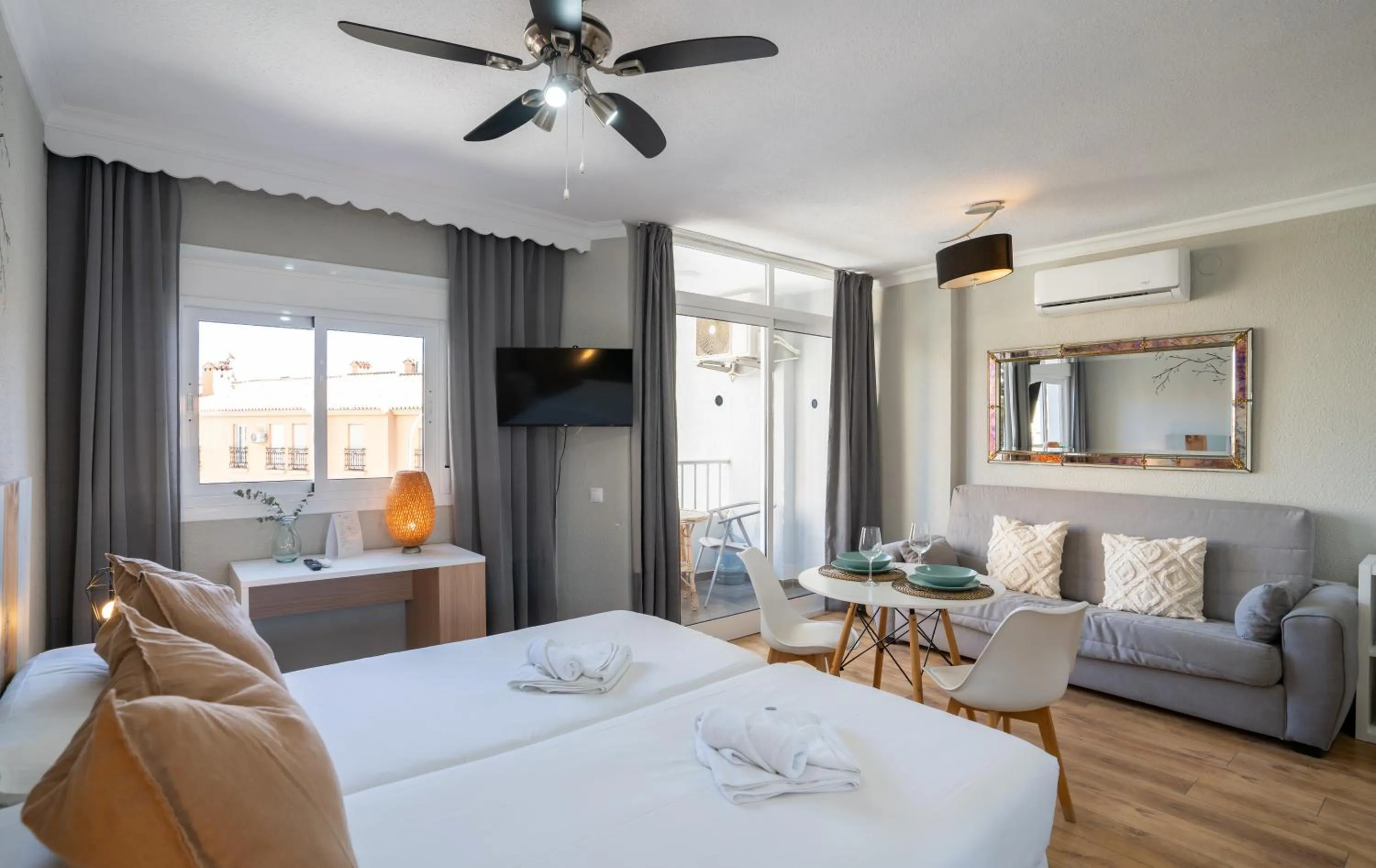 Photo of the whole room, Bed in Palm Beach Club Apartamentos Carihuela