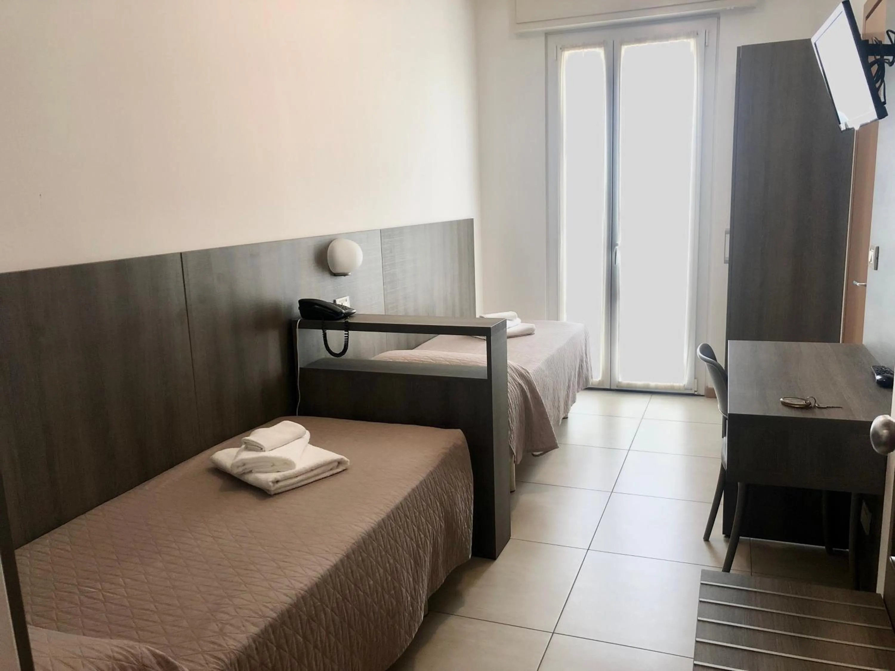 Photo of the whole room, Bed in Hotel Boom