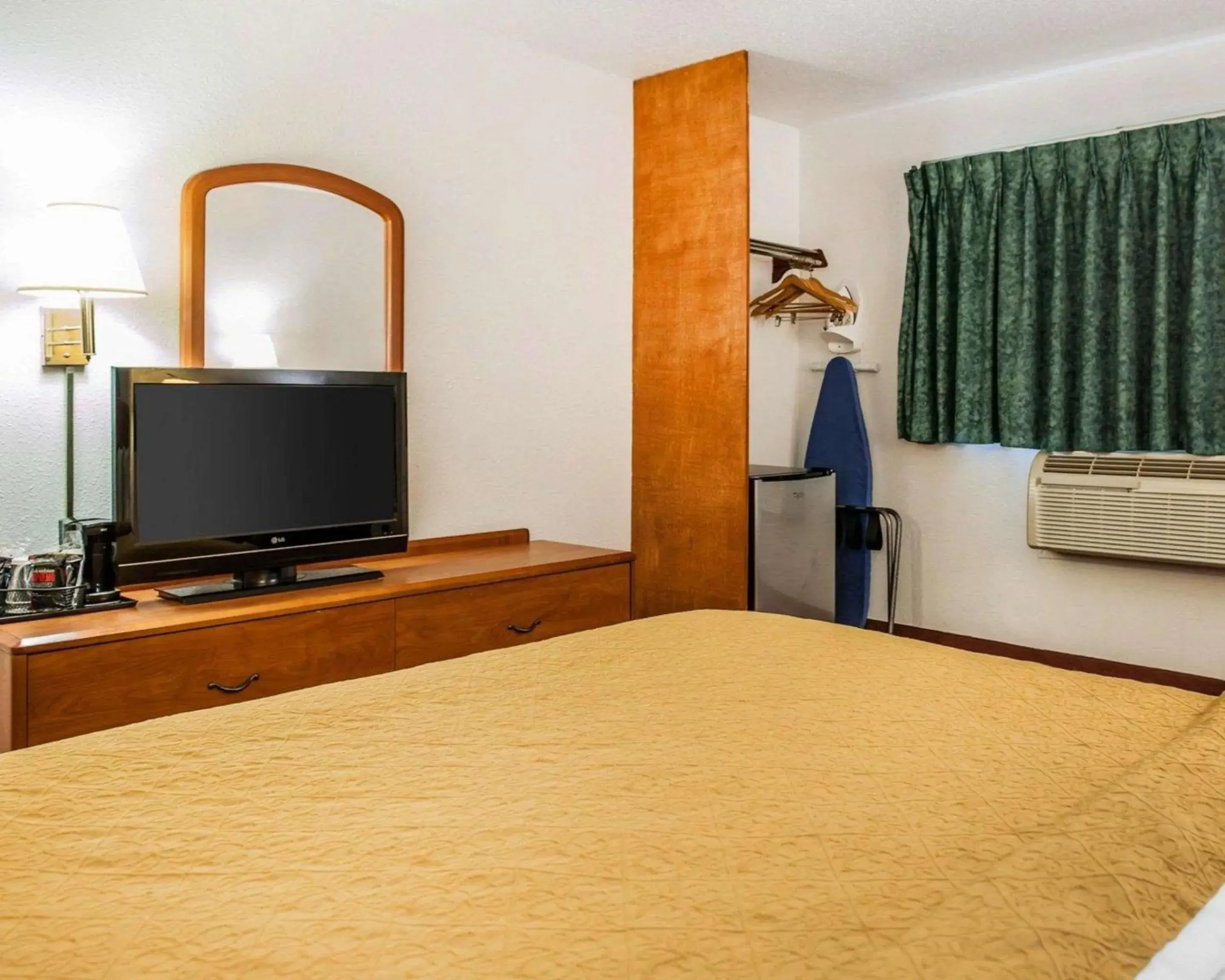 Photo of the whole room, Bed in Quality Inn South Photo of the whole room, Bed in Quality Inn South