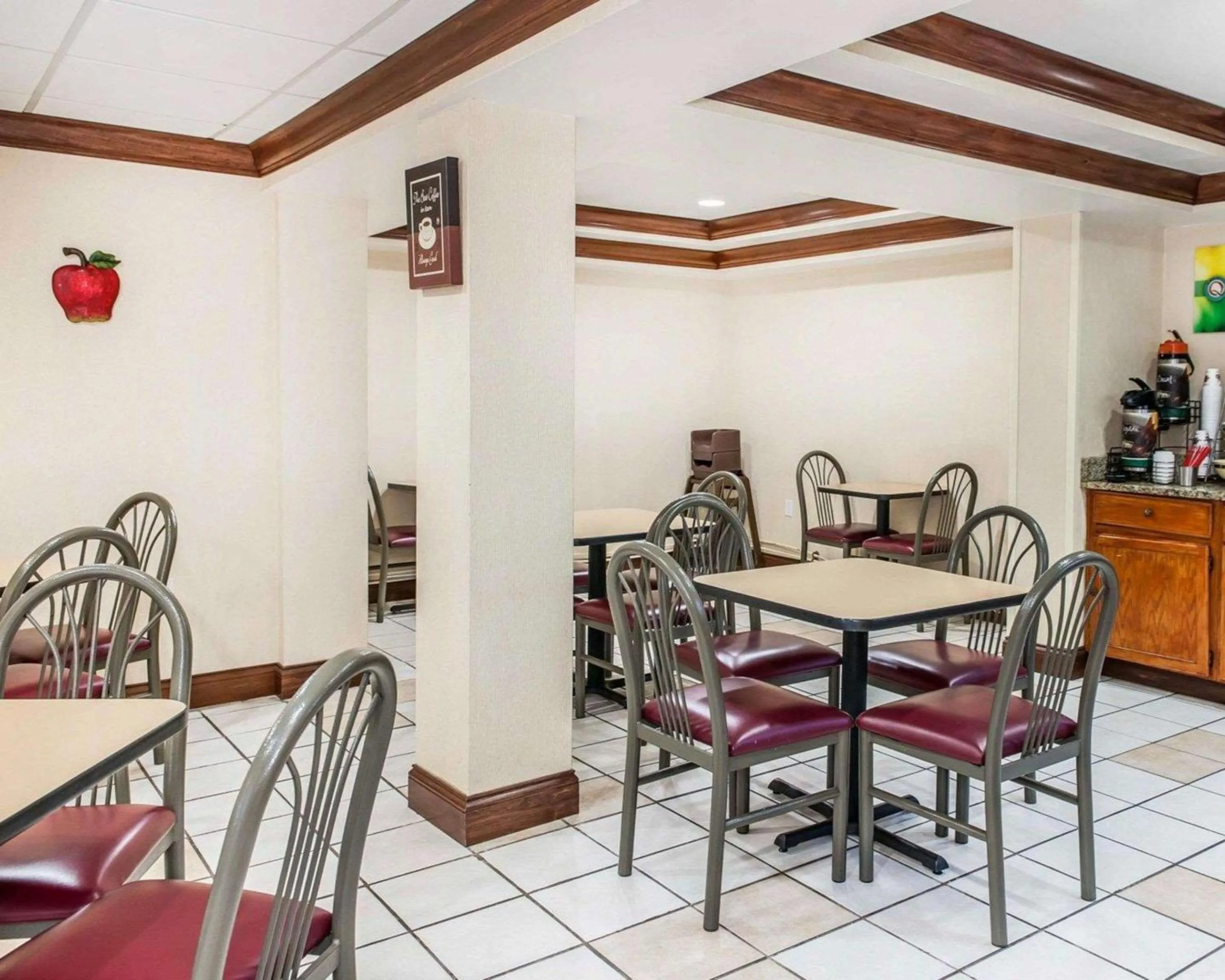 Restaurant/places to eat in Quality Inn South