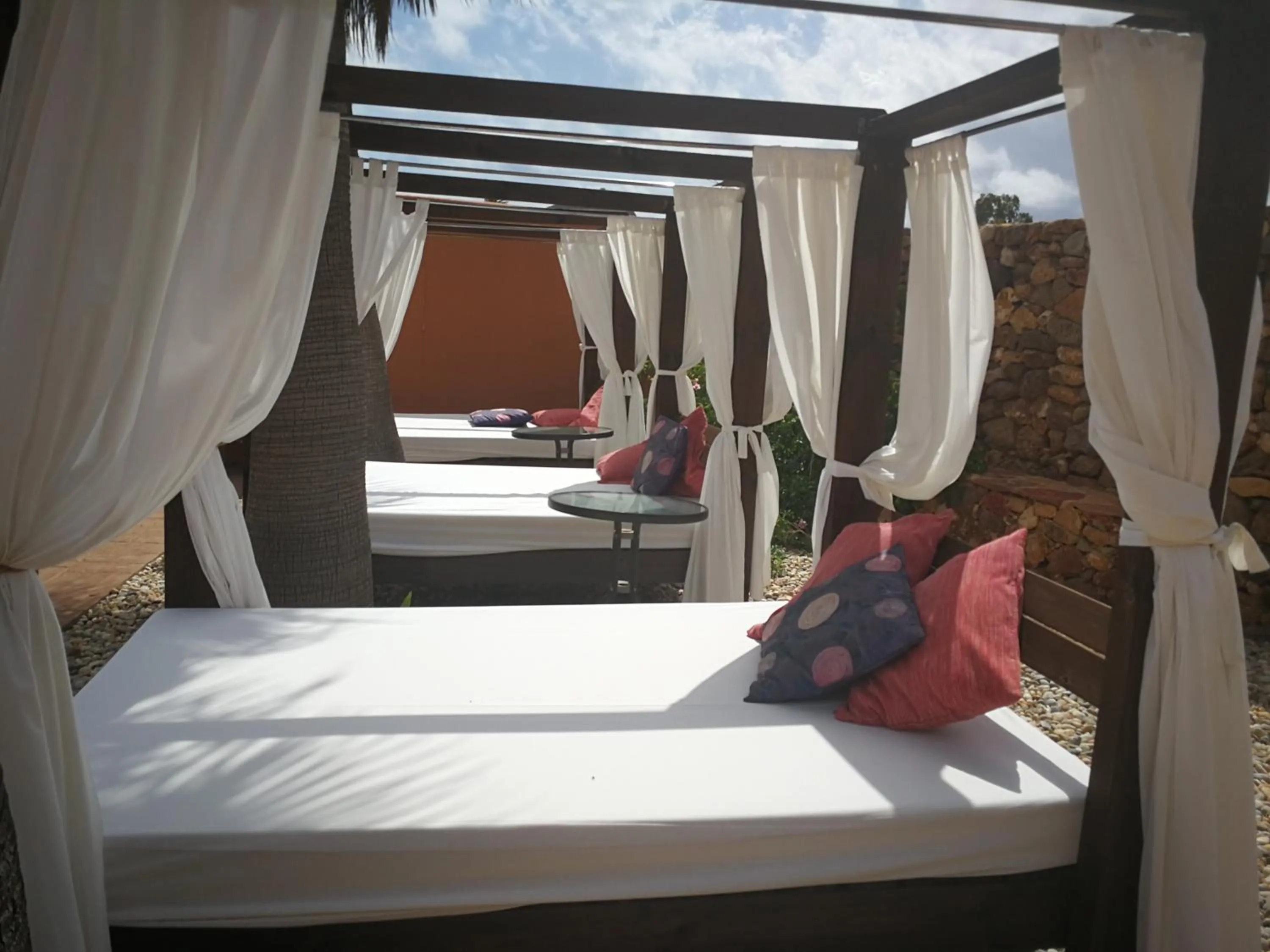 Swimming pool, Bed in Hotel de Naturaleza Rodalquilar & Spa Cabo de Gata