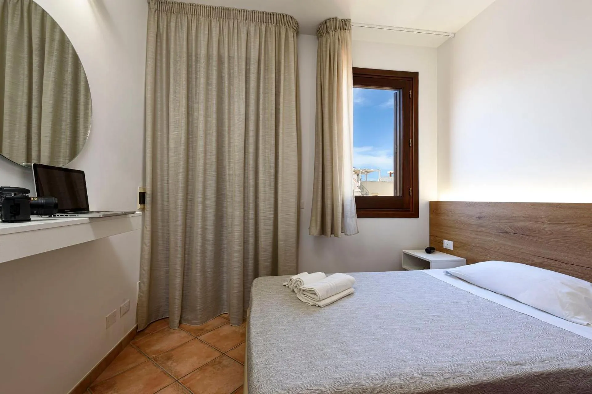 Photo of the whole room, Bed in Sun Garden