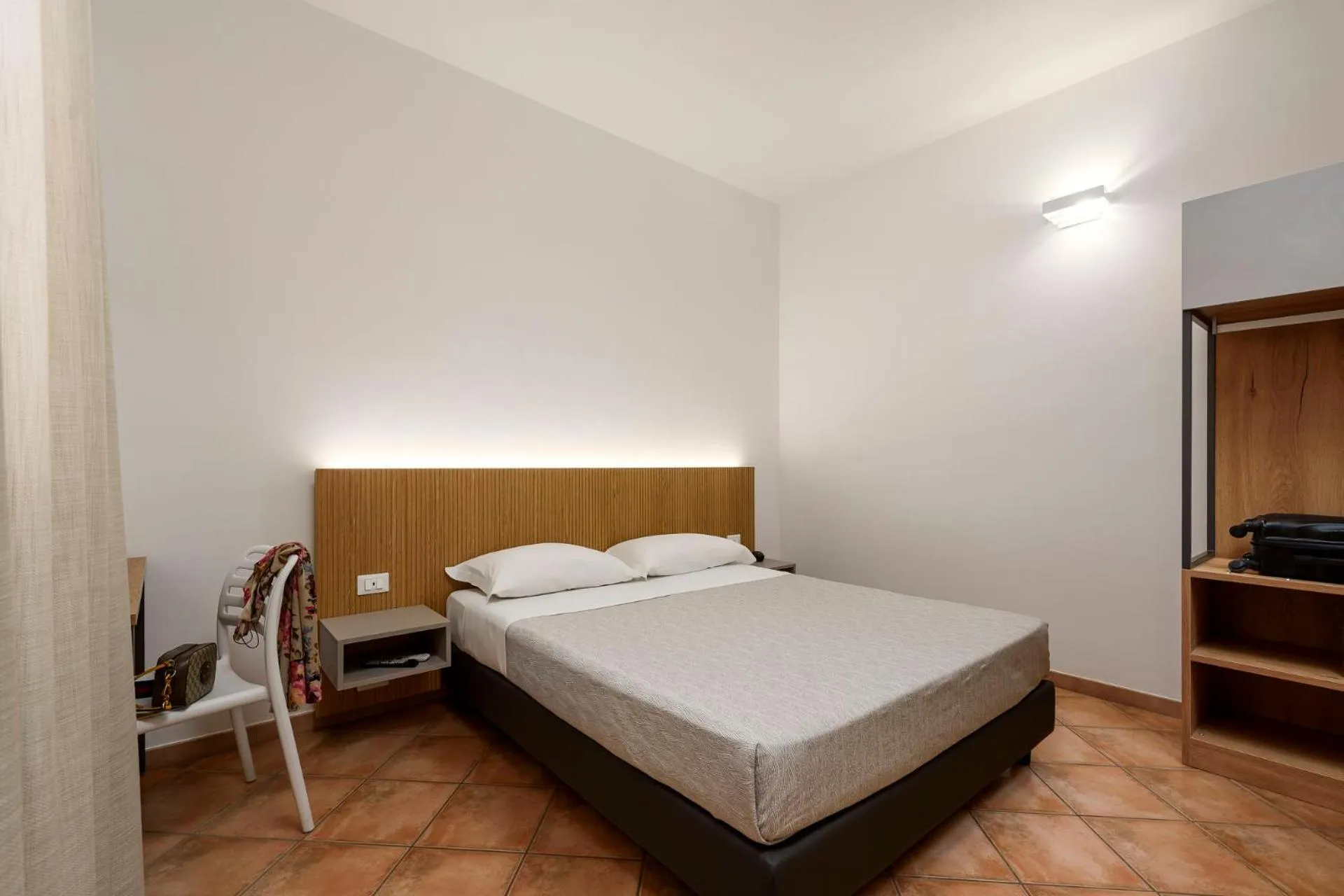 Photo of the whole room, Bed in Sun Garden