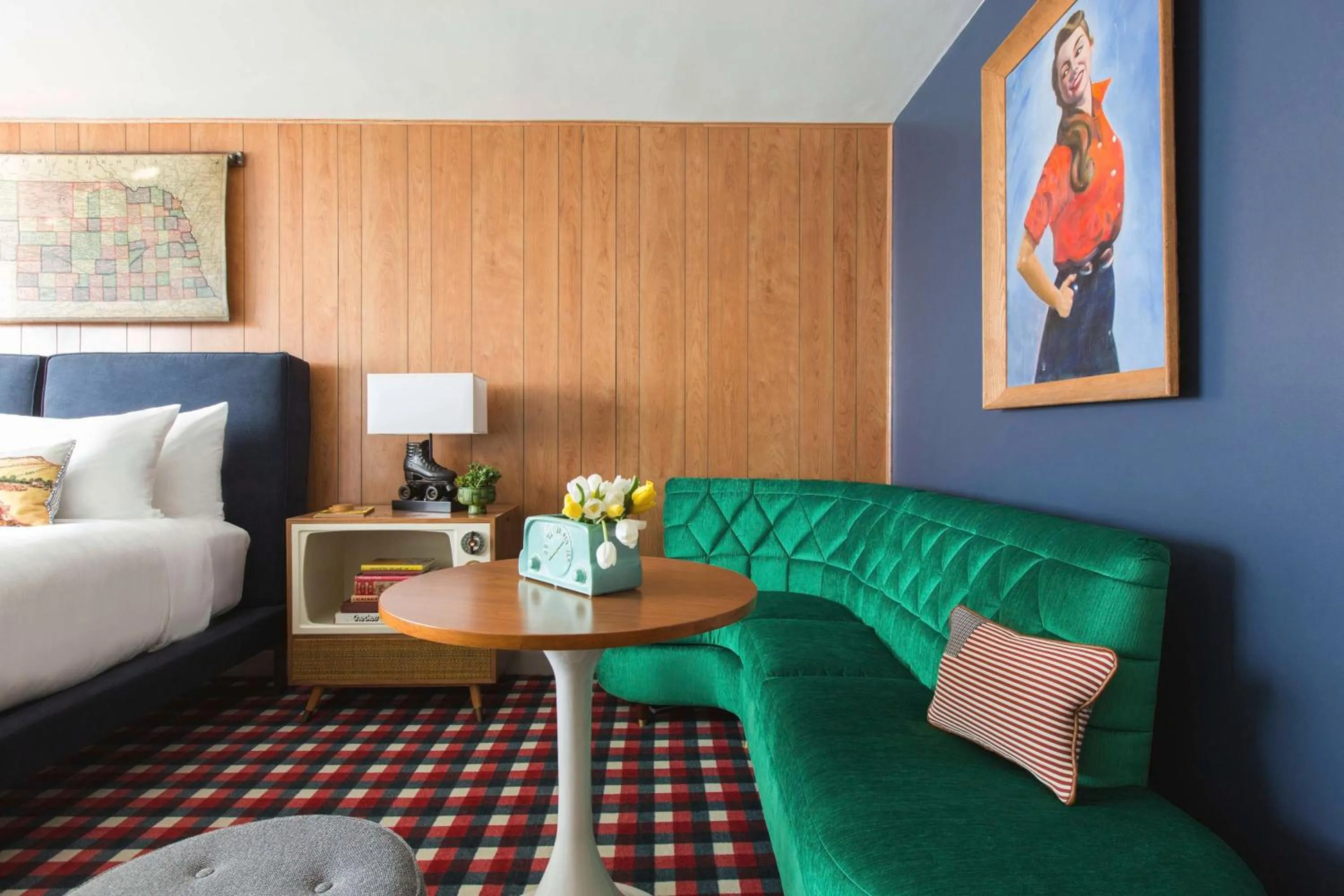 Living room, Bed in Graduate by Hilton Lincoln