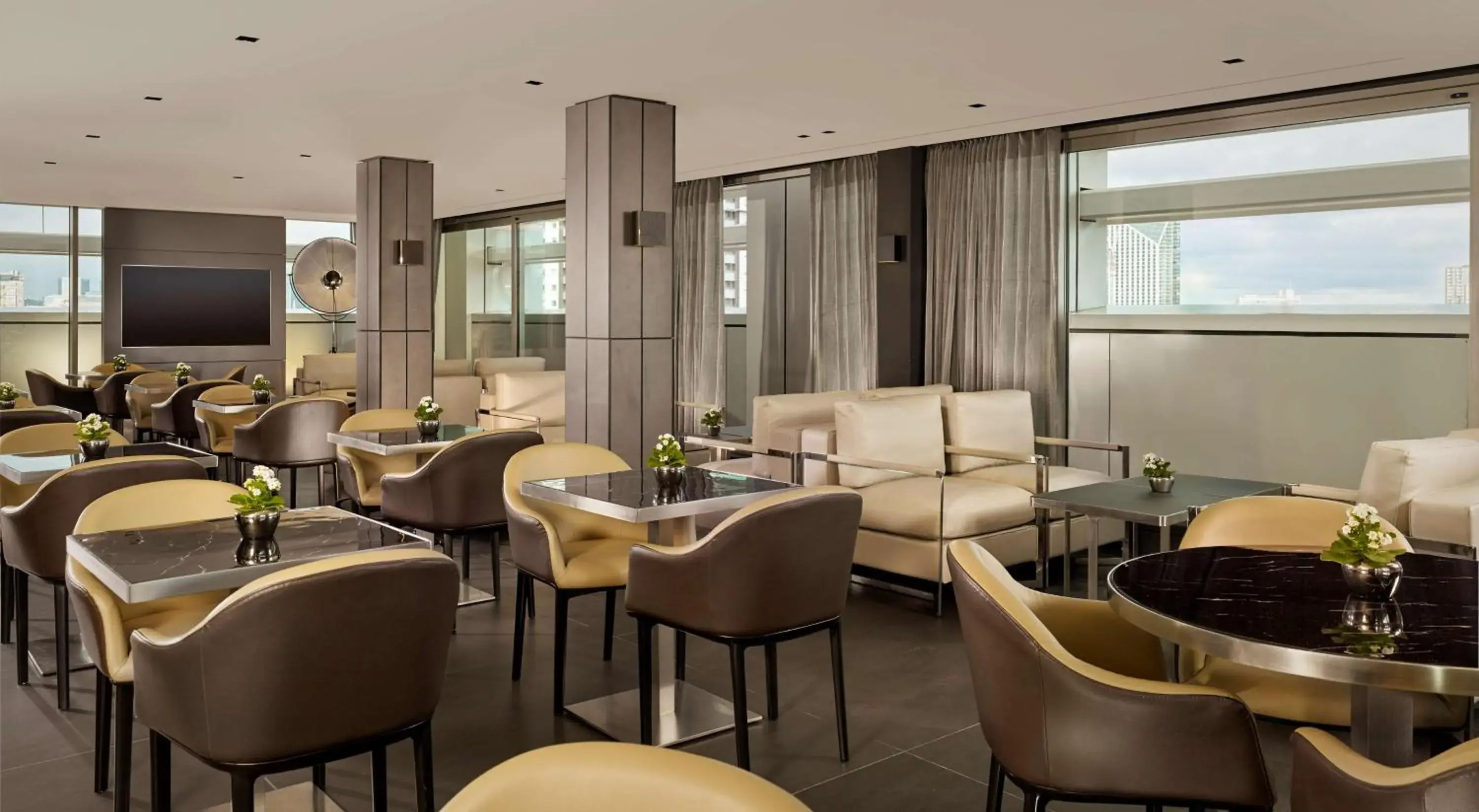 Lounge or bar in Park Plaza London Waterloo Lounge or bar in Park Plaza London Waterloo