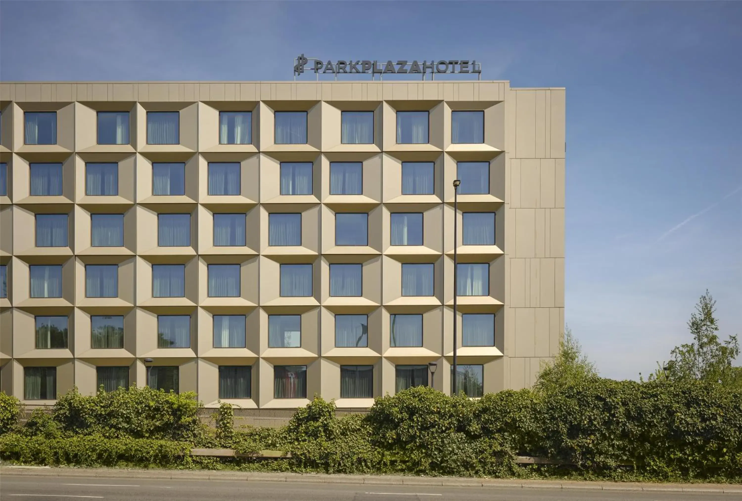 Property building in Park Plaza London, Park Royal Property building in Park Plaza London, Park Royal