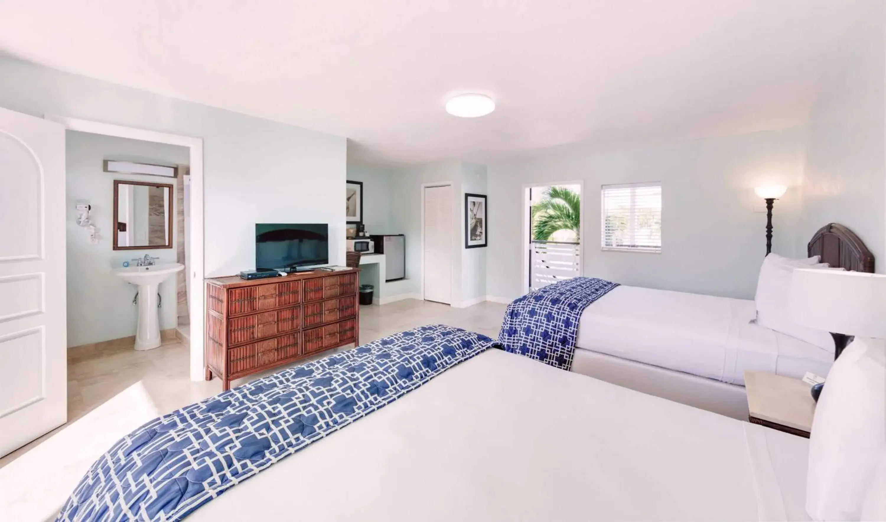 Bed in Creekside Inn Bed in Creekside Inn