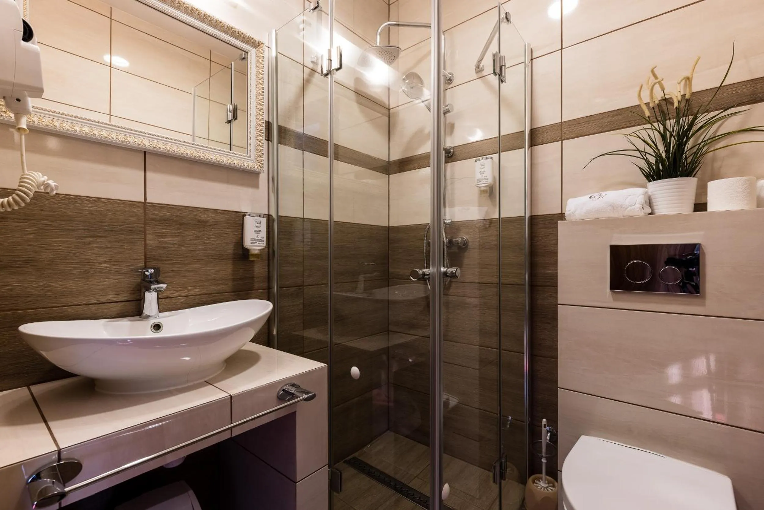 Shower in Hotel Diamond w Białym Dworku