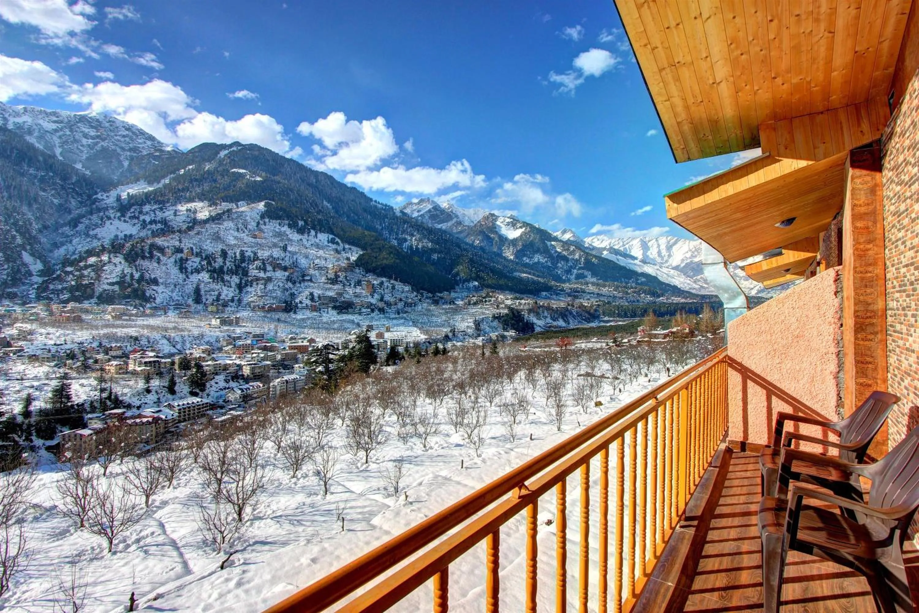 Balcony/Terrace in Hotel Mountain face by Snow City Hotels