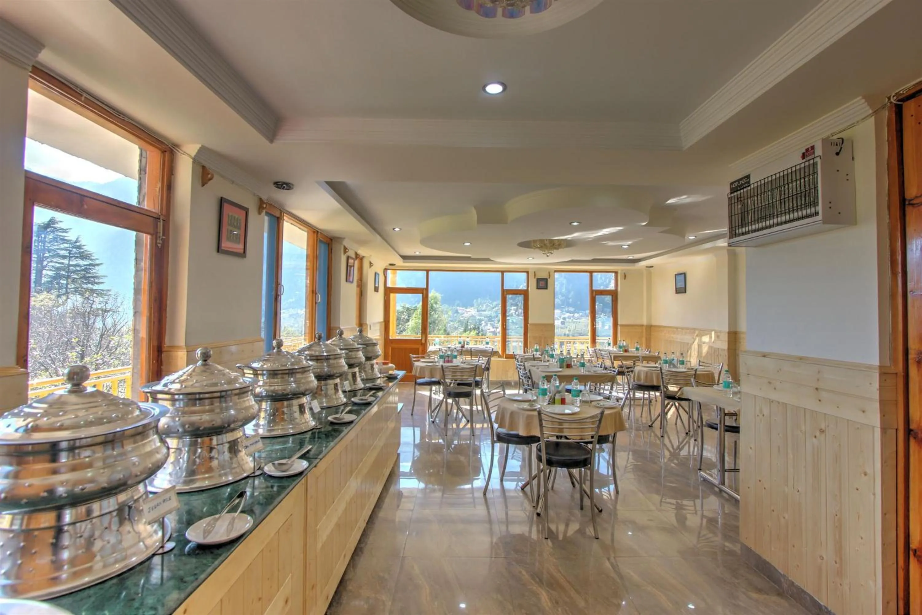 Restaurant/places to eat in Hotel Mountain face by Snow City Hotels