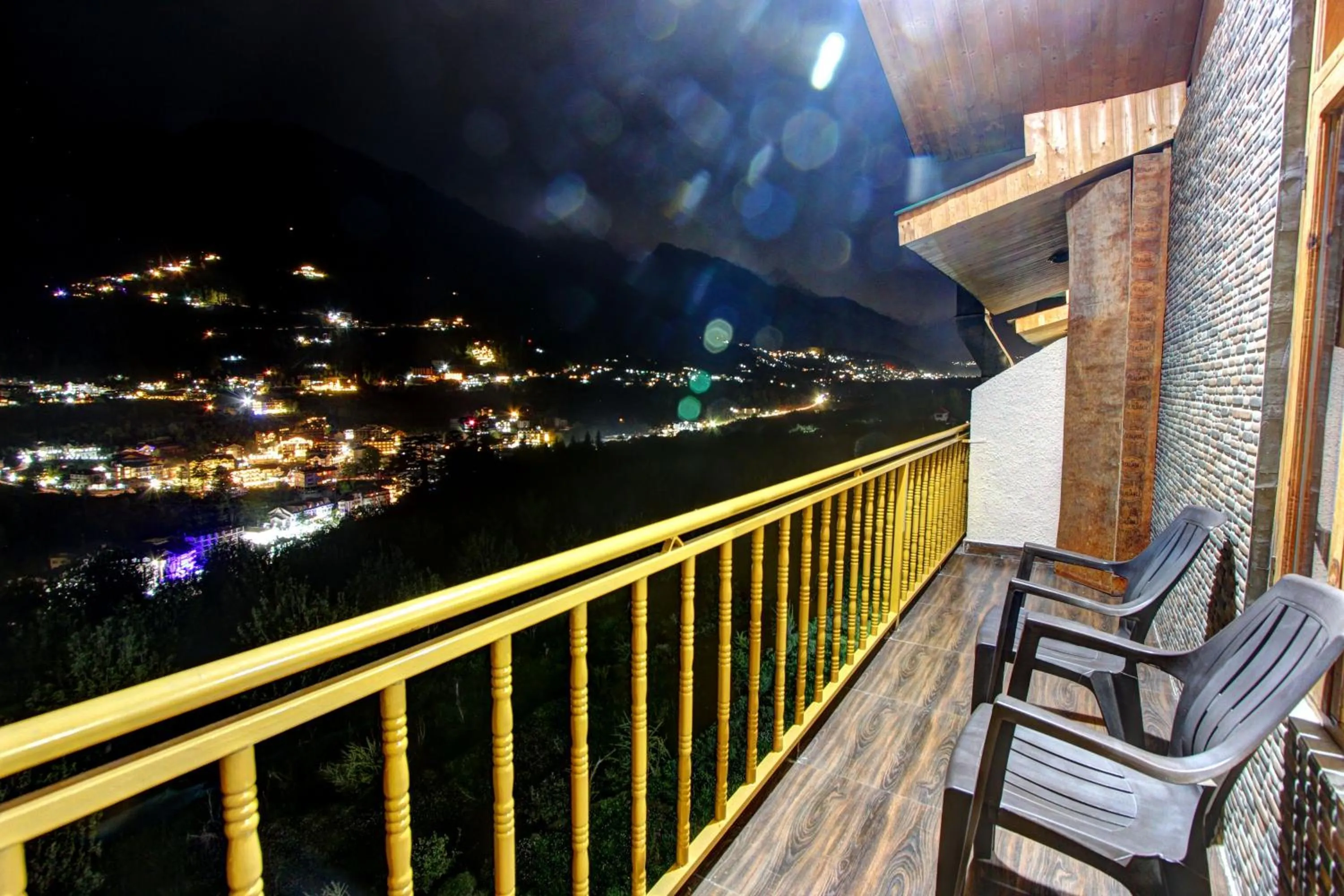 Night in Hotel Mountain face by Snow City Hotels