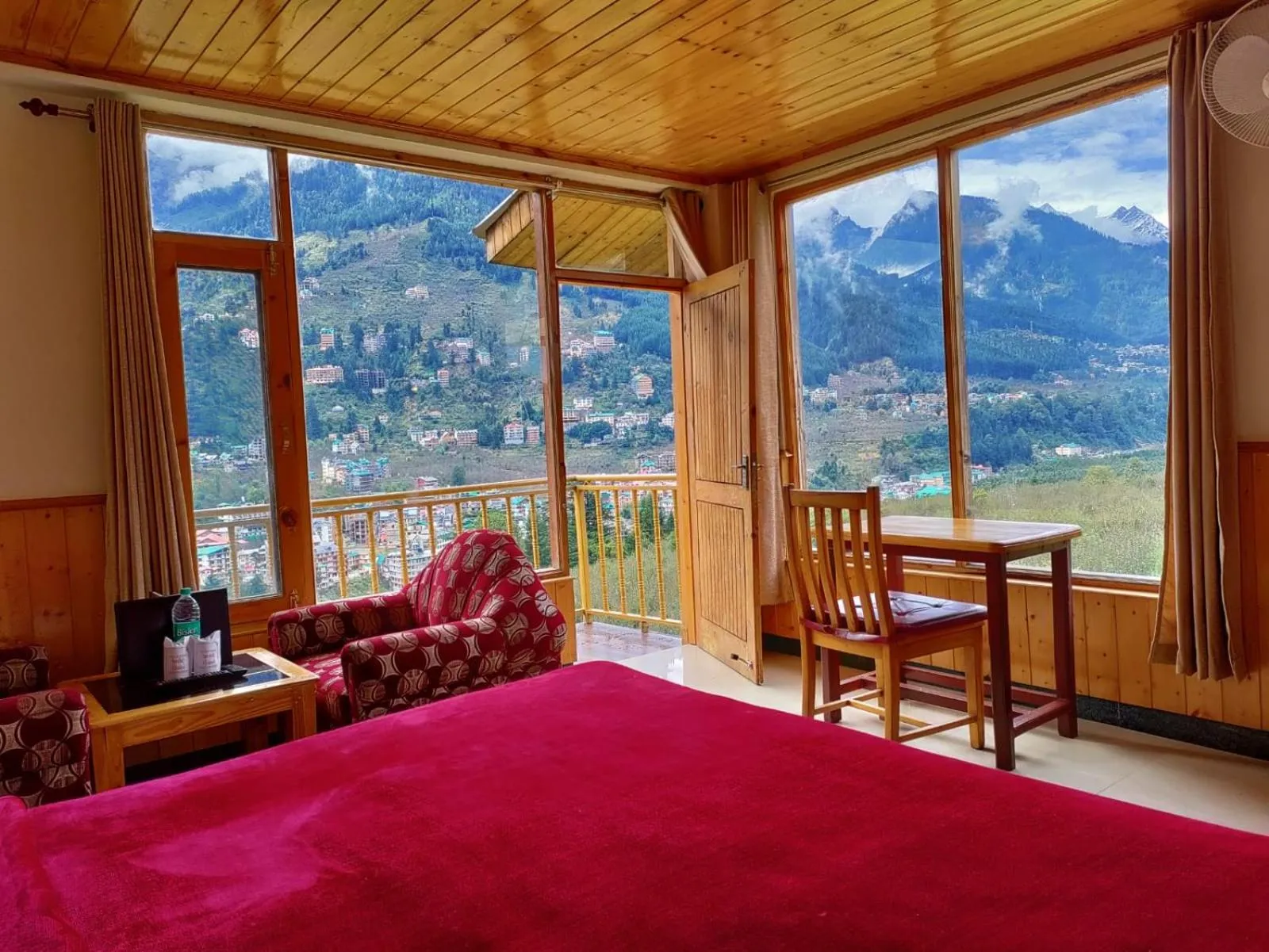 Photo of the whole room, Bed in Hotel Mountain face by Snow City Hotels