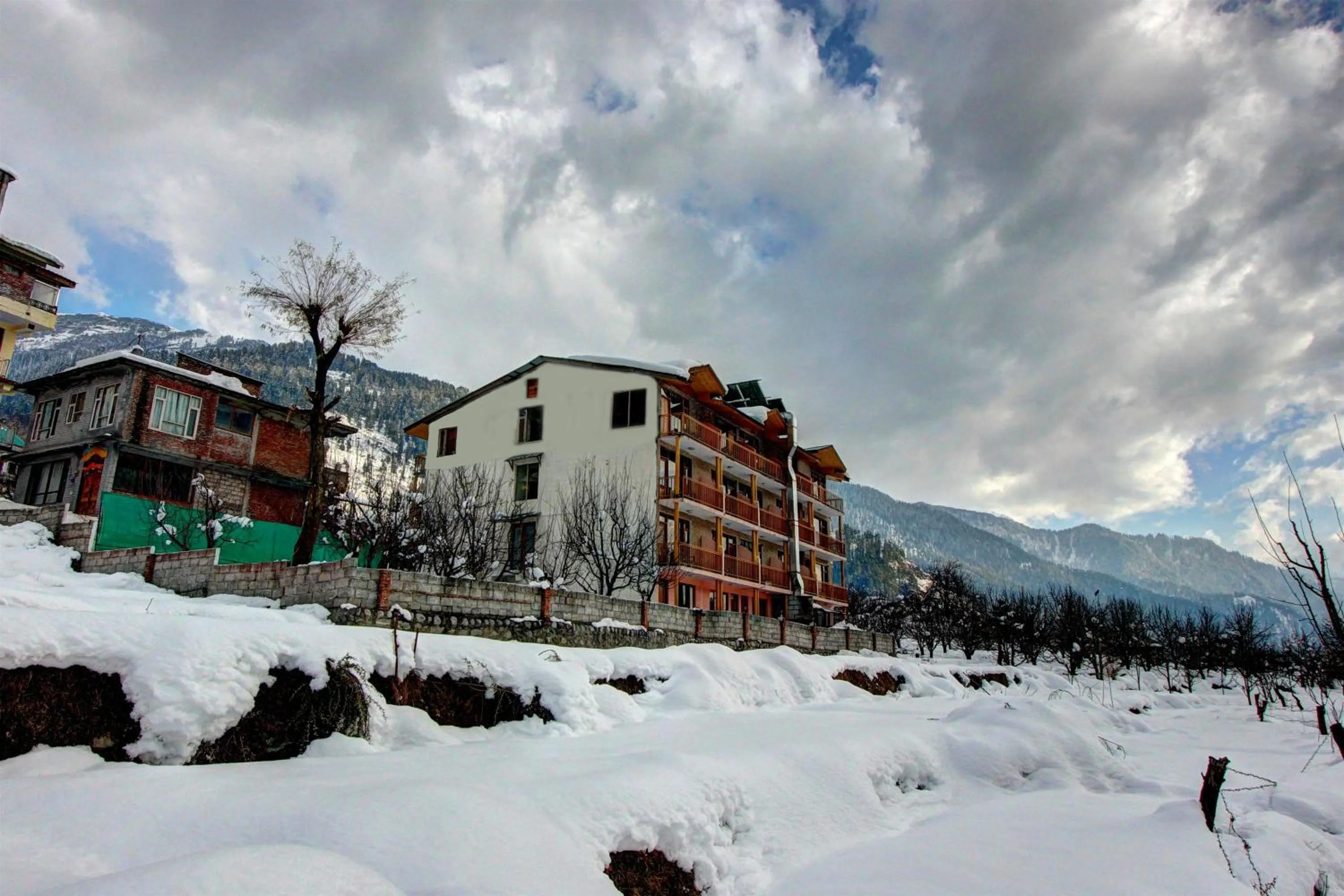 Facade/entrance in Hotel Mountain face by Snow City Hotels