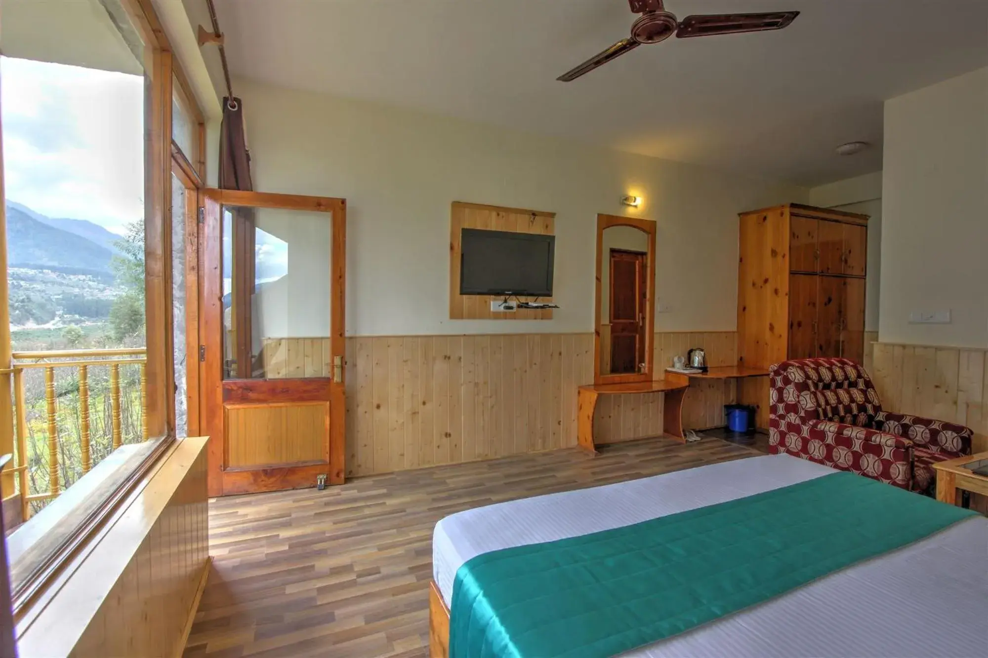 Double Room with Mountain View in Hotel Mountain face by Snow City Hotels Double Room with Mountain View in Hotel Mountain face by Snow City Hotels