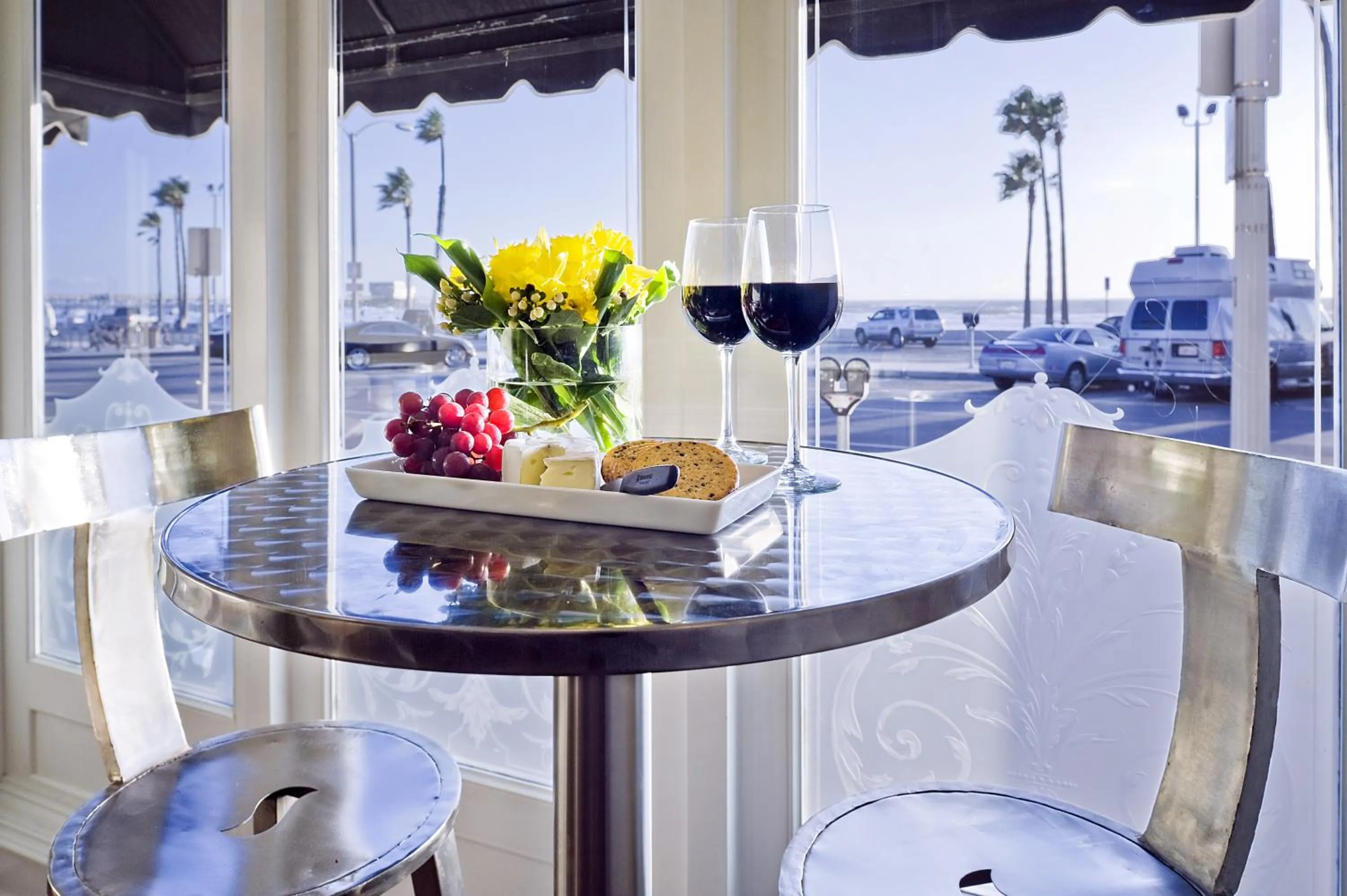 Lounge or bar in Newport Beach Hotel