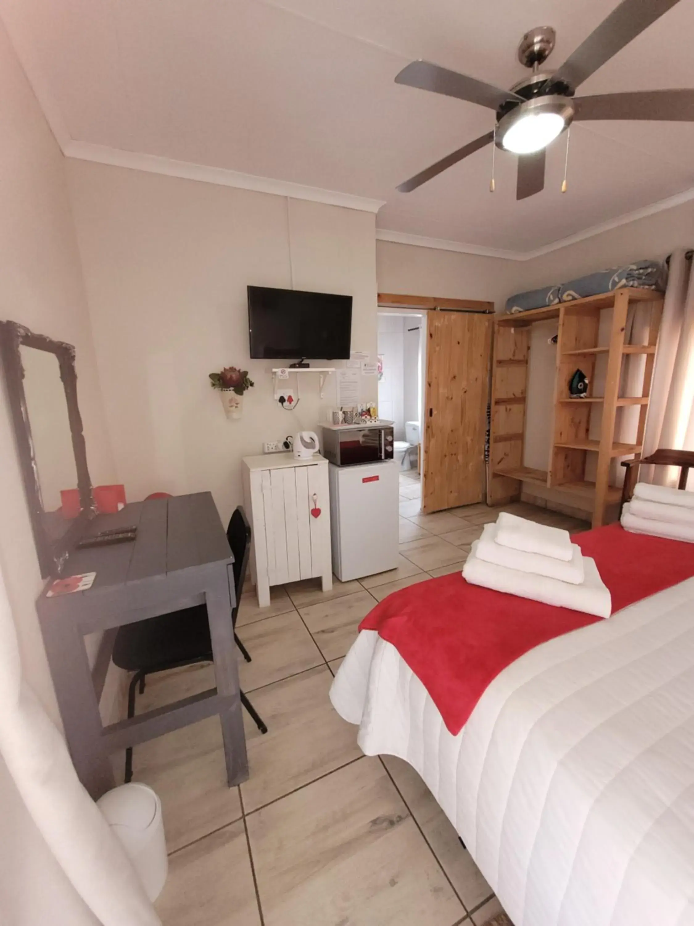 Queen Room - single occupancy in De Heide Guesthouse Queen Room - single occupancy in De Heide Guesthouse
