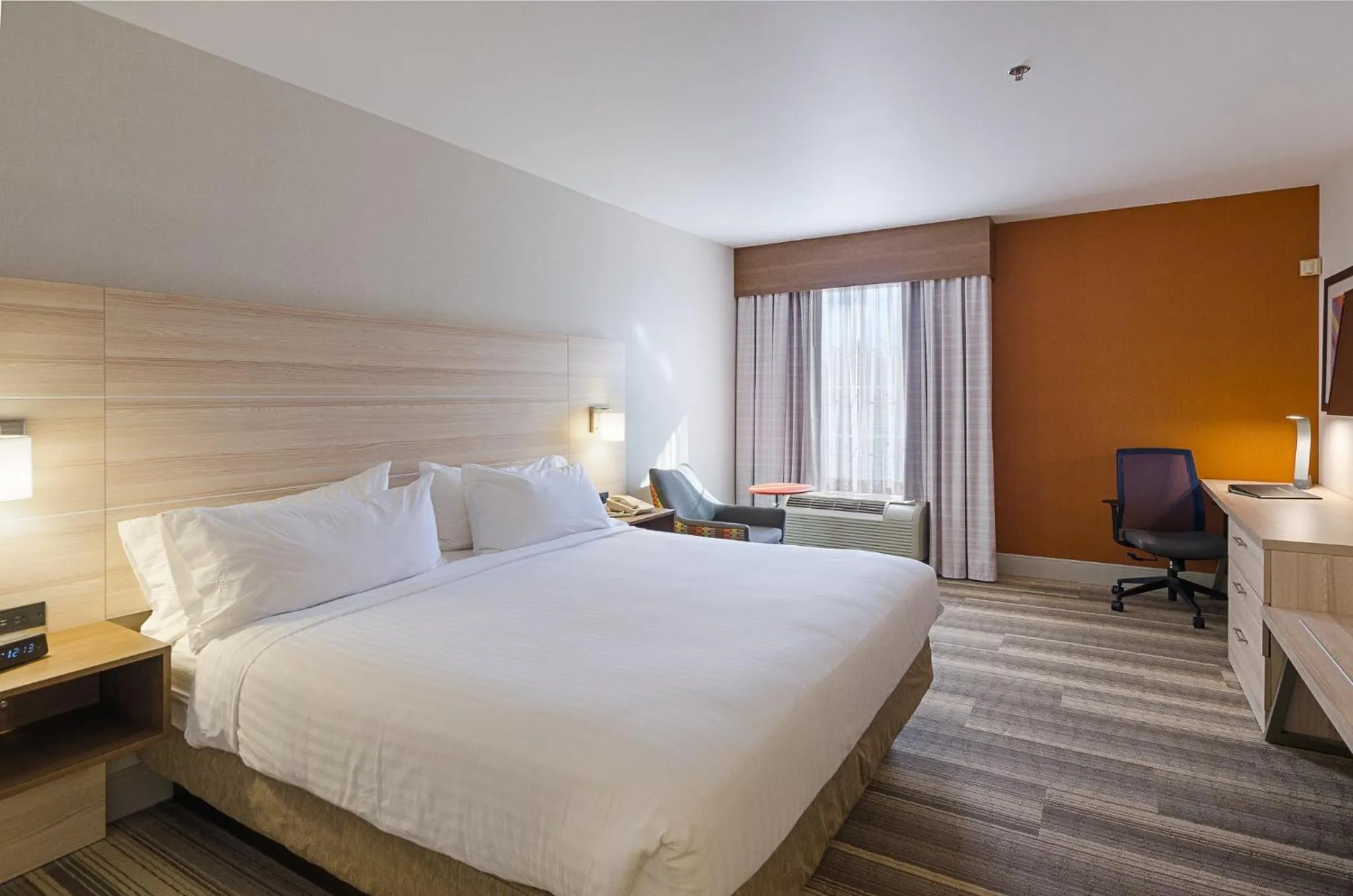 Photo of the whole room, Bed in Holiday Inn Express Lexington by IHG