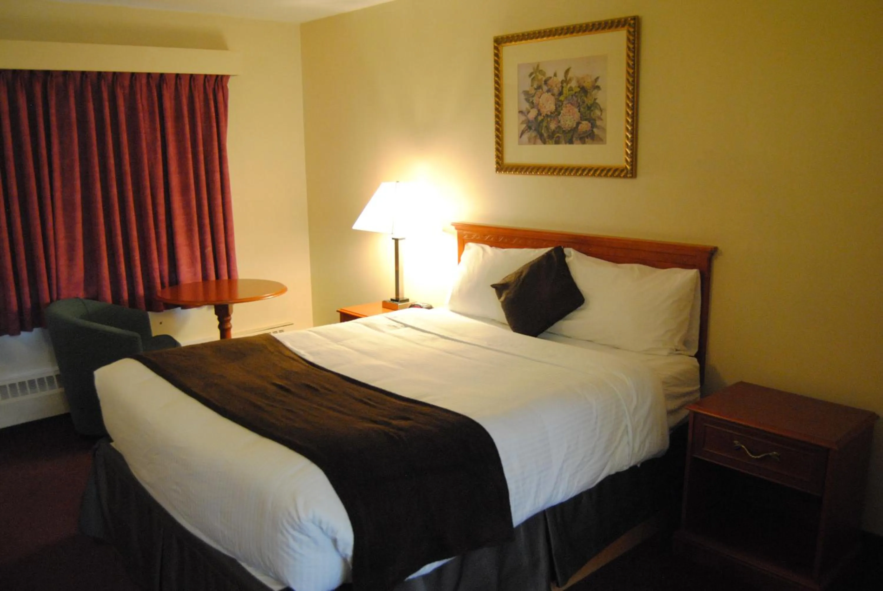 Bedroom, Bed in Economy Inn