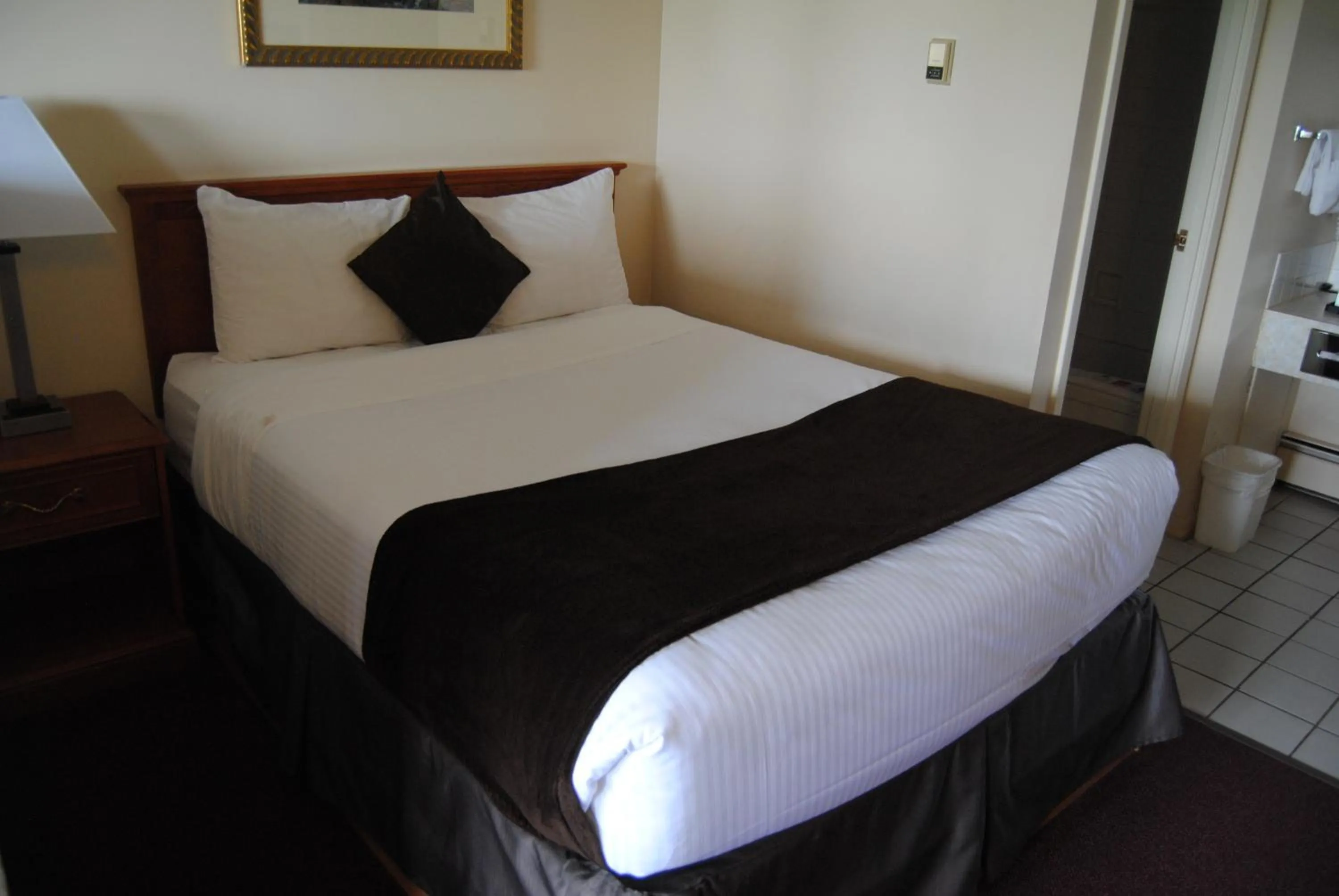 Bedroom, Bed in Economy Inn