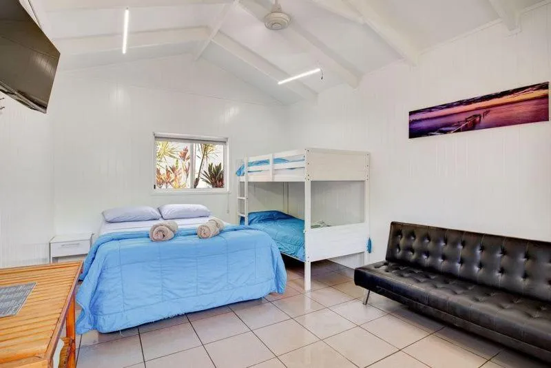 Living room, Bed in Kurrimine Beach Holiday Park
