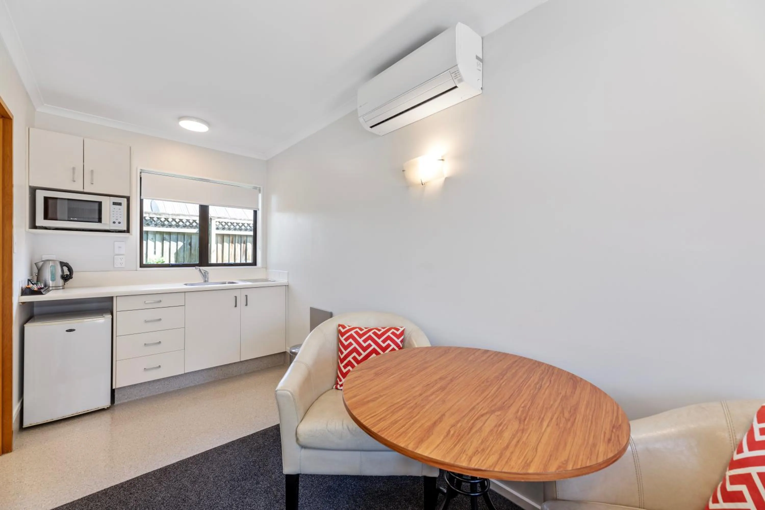 Coffee/tea facilities in Knightsbridge Court Motor Lodge