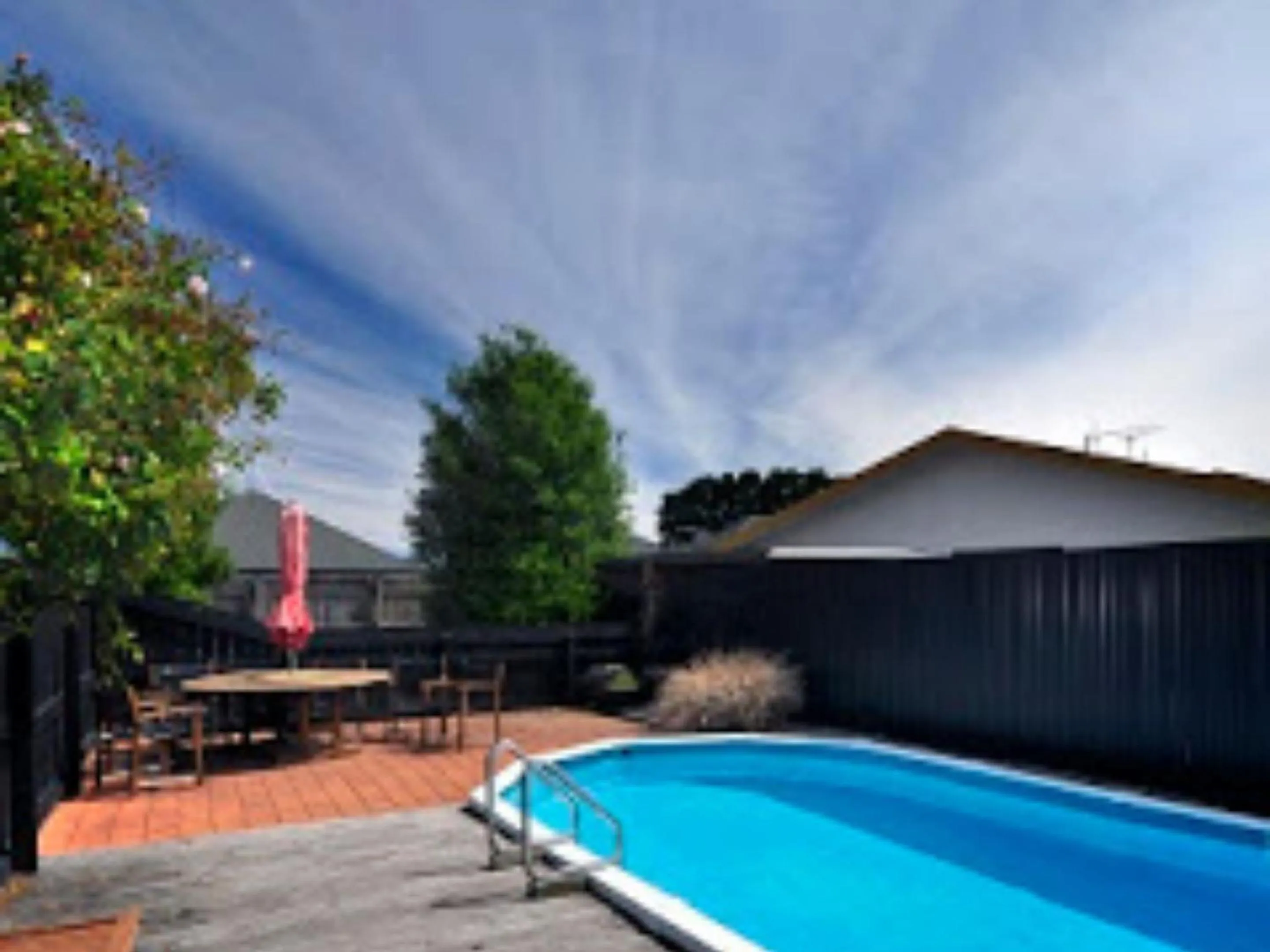 BBQ facilities in Knightsbridge Court Motor Lodge