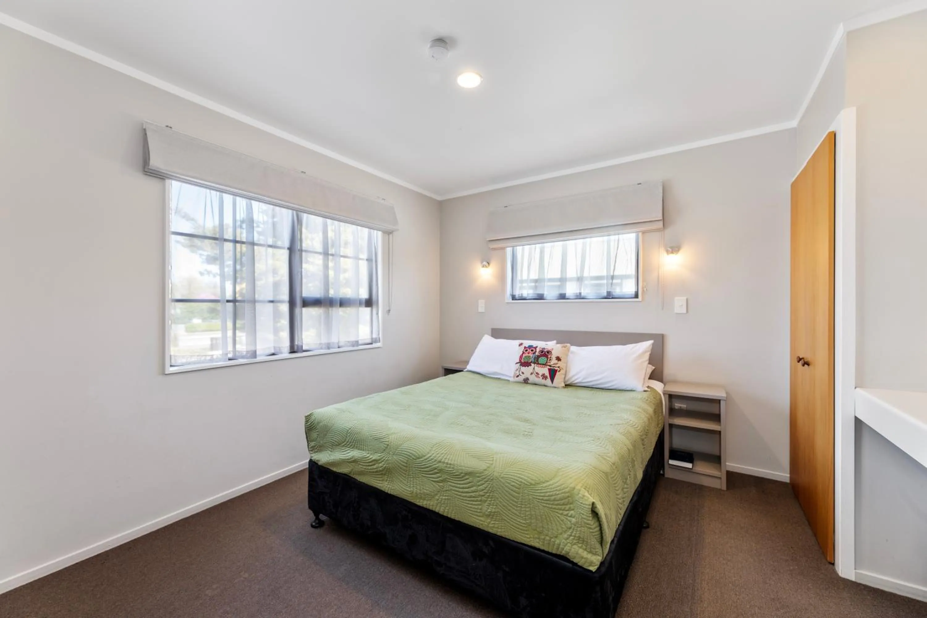 Bedroom, Bed in Knightsbridge Court Motor Lodge