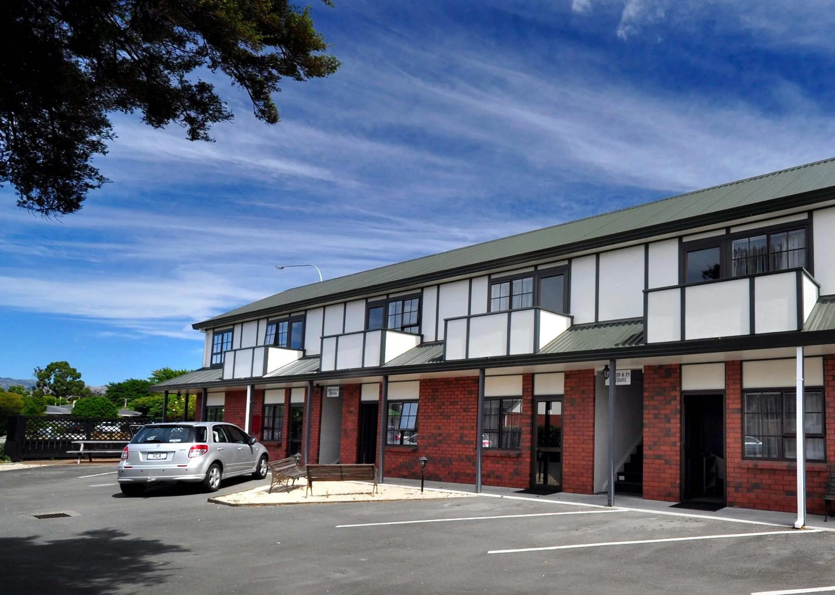 Facade/entrance in Knightsbridge Court Motor Lodge