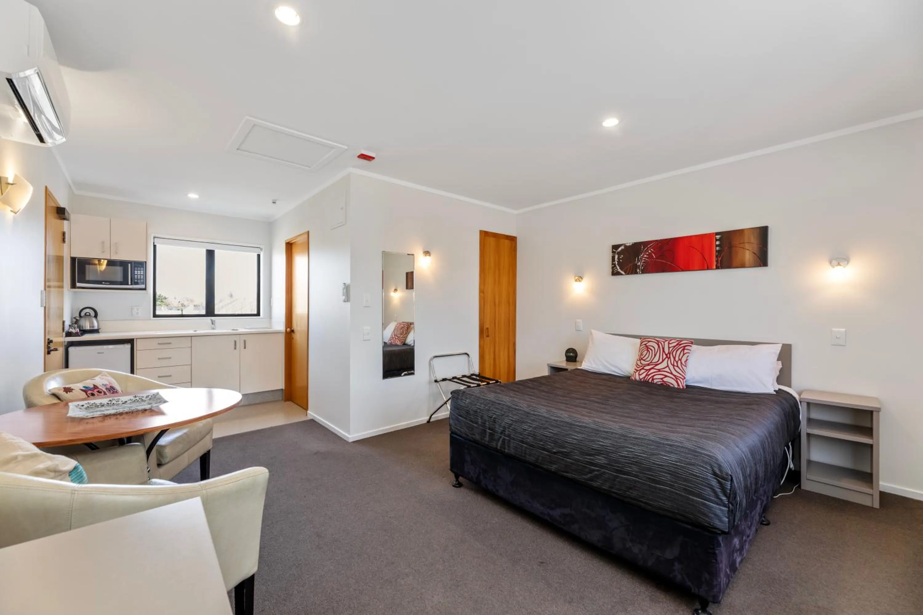 TV and multimedia, Bed in Knightsbridge Court Motor Lodge