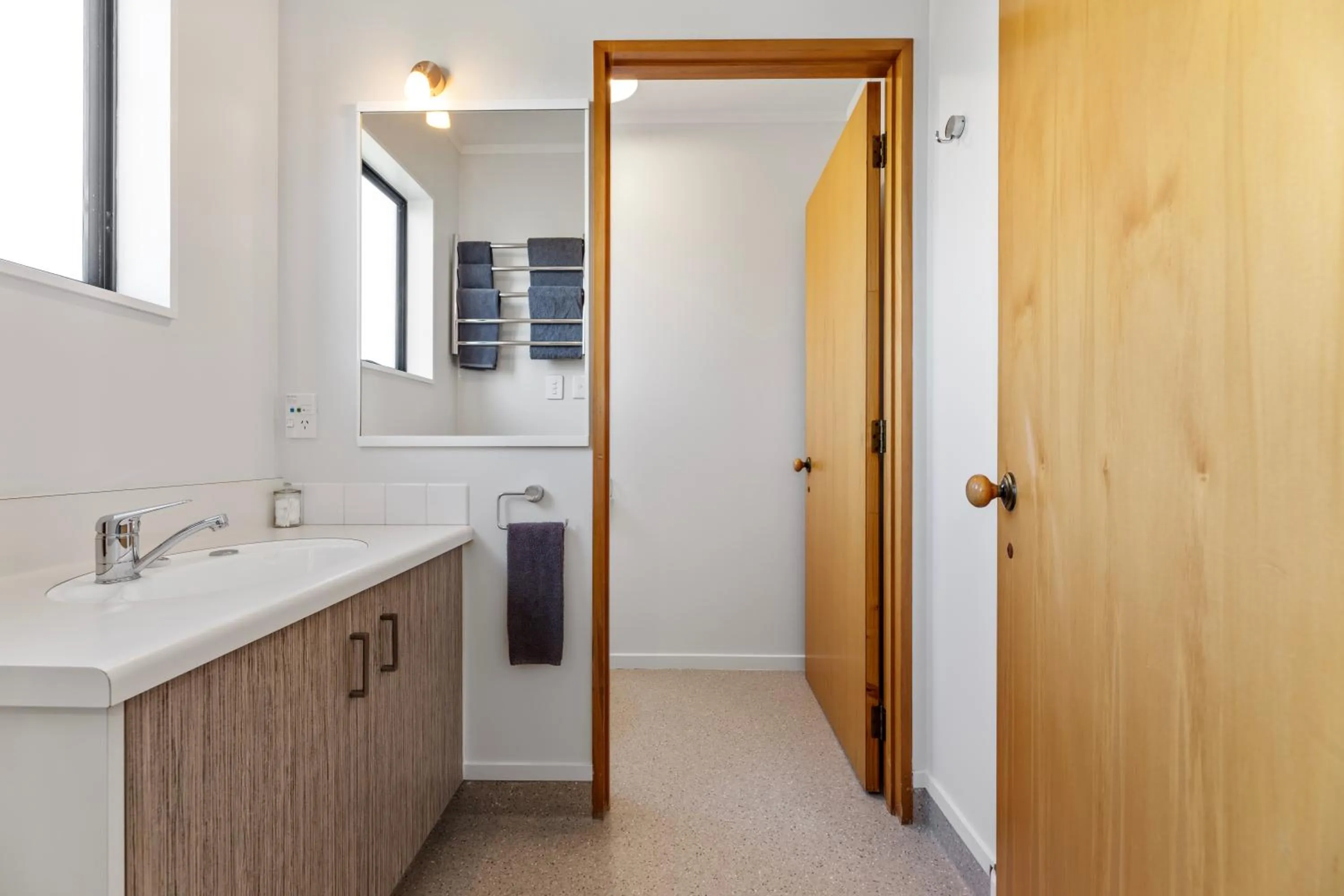 Toilet in Knightsbridge Court Motor Lodge